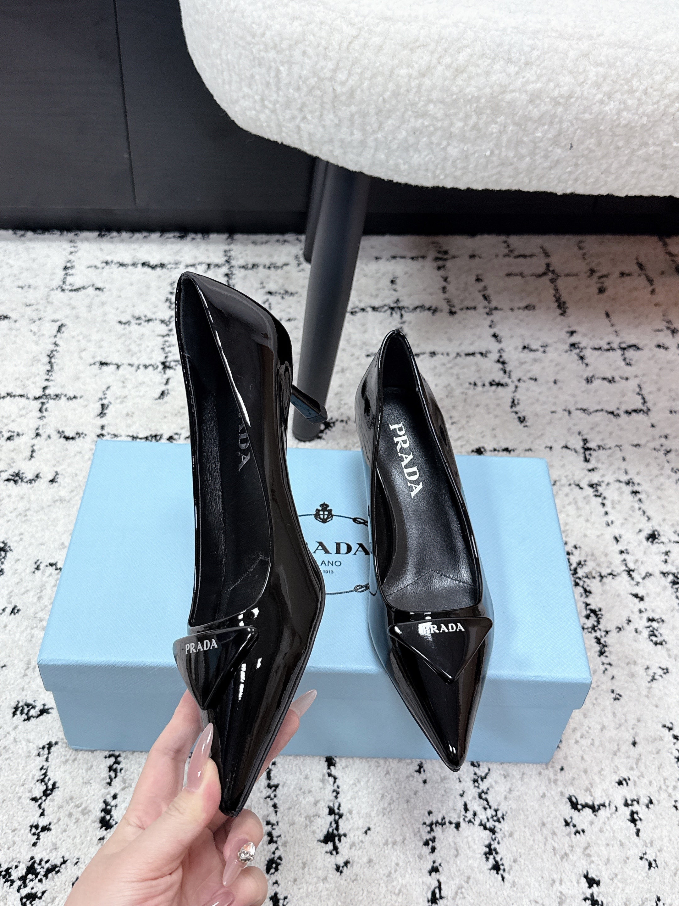 PRADA 26S POINTED-TOE HIGH HEELS 60MM IN BLACK PATENT CALFSKIN WITH LOGO