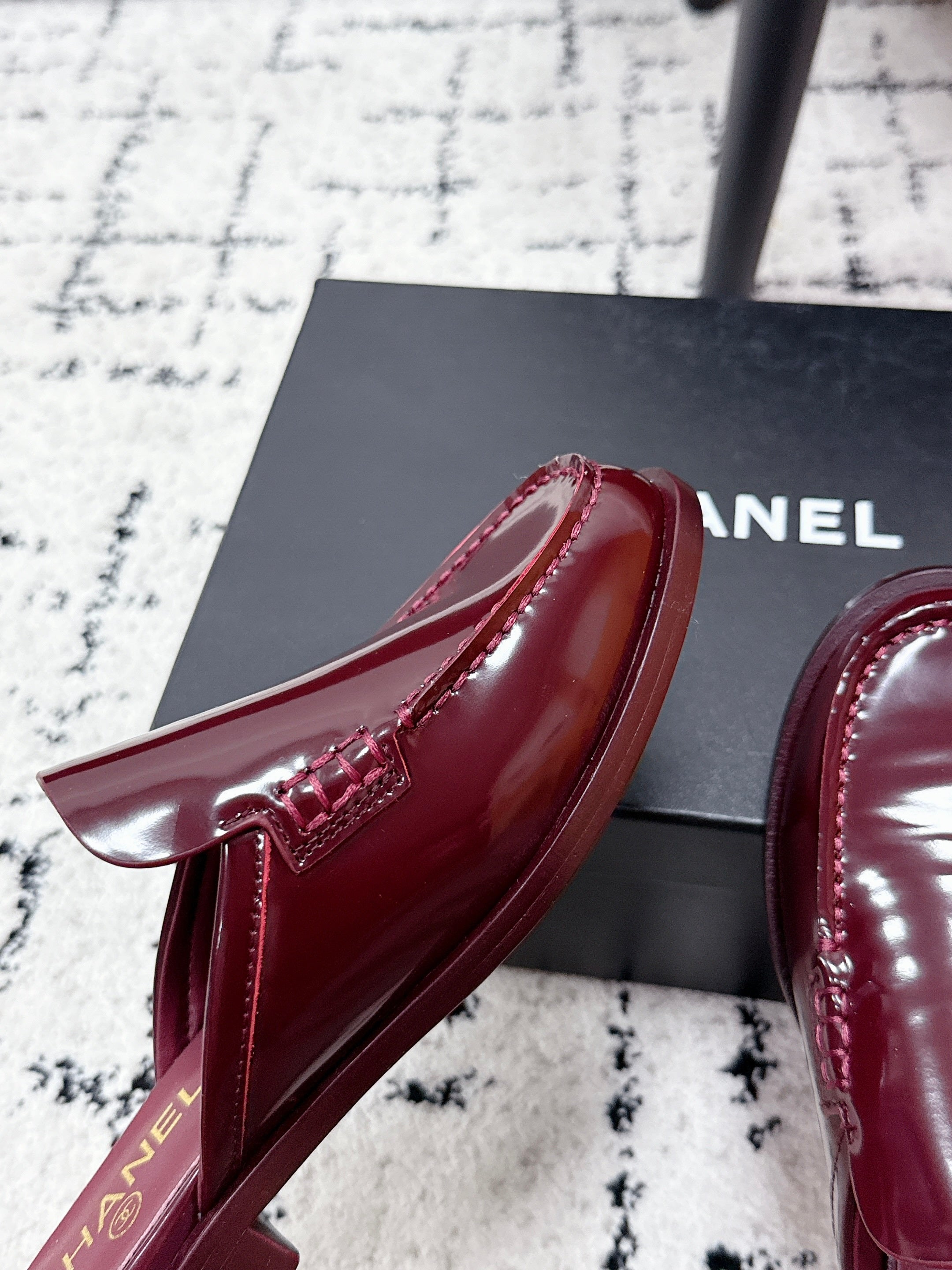 CHANEL 26S MULE LOAFERS IN BURGUNDY RED PATENT CALFSKIN WITH CC LOGO