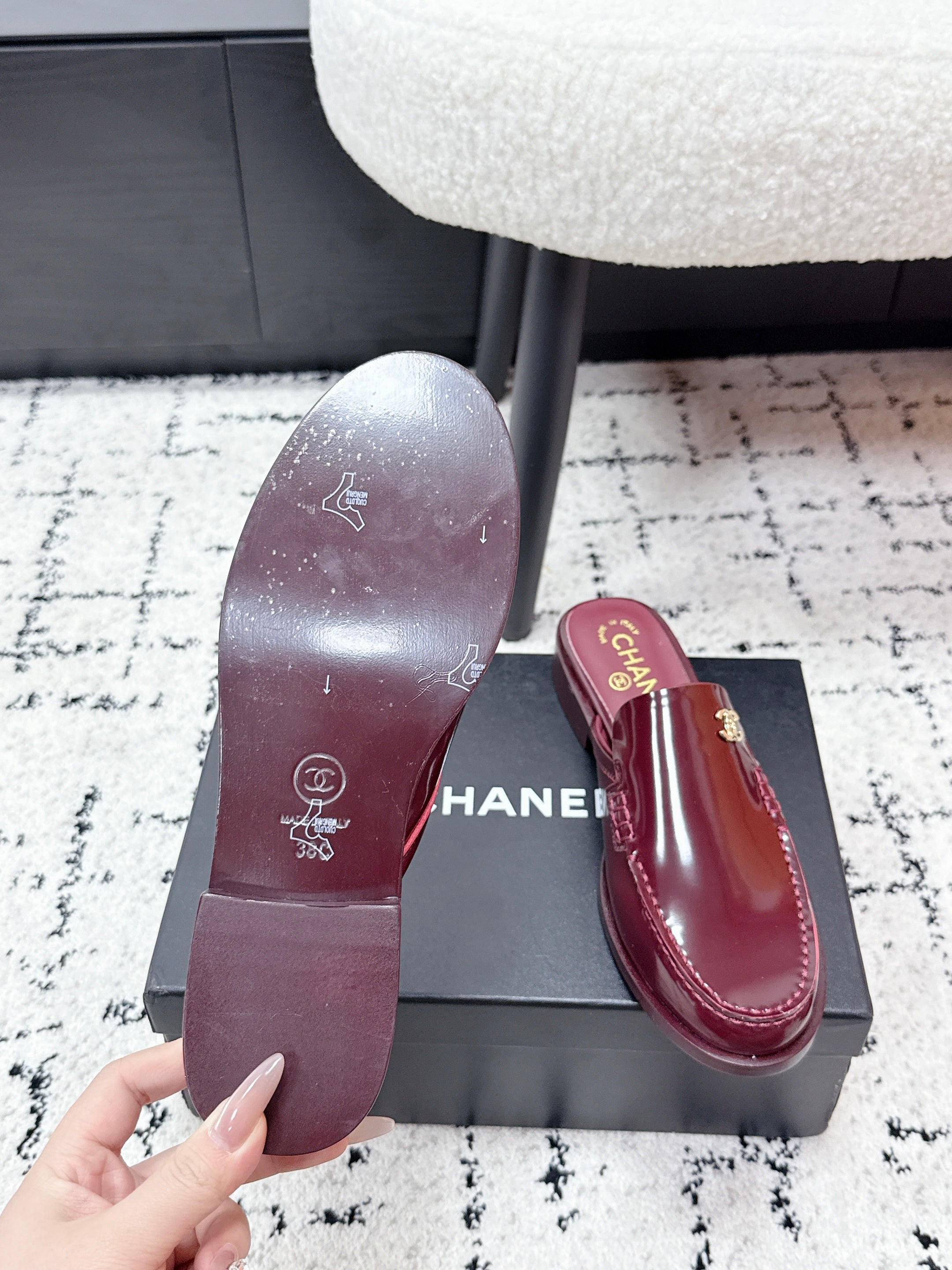 CHANEL 26S MULE LOAFERS IN BURGUNDY RED PATENT CALFSKIN WITH CC LOGO