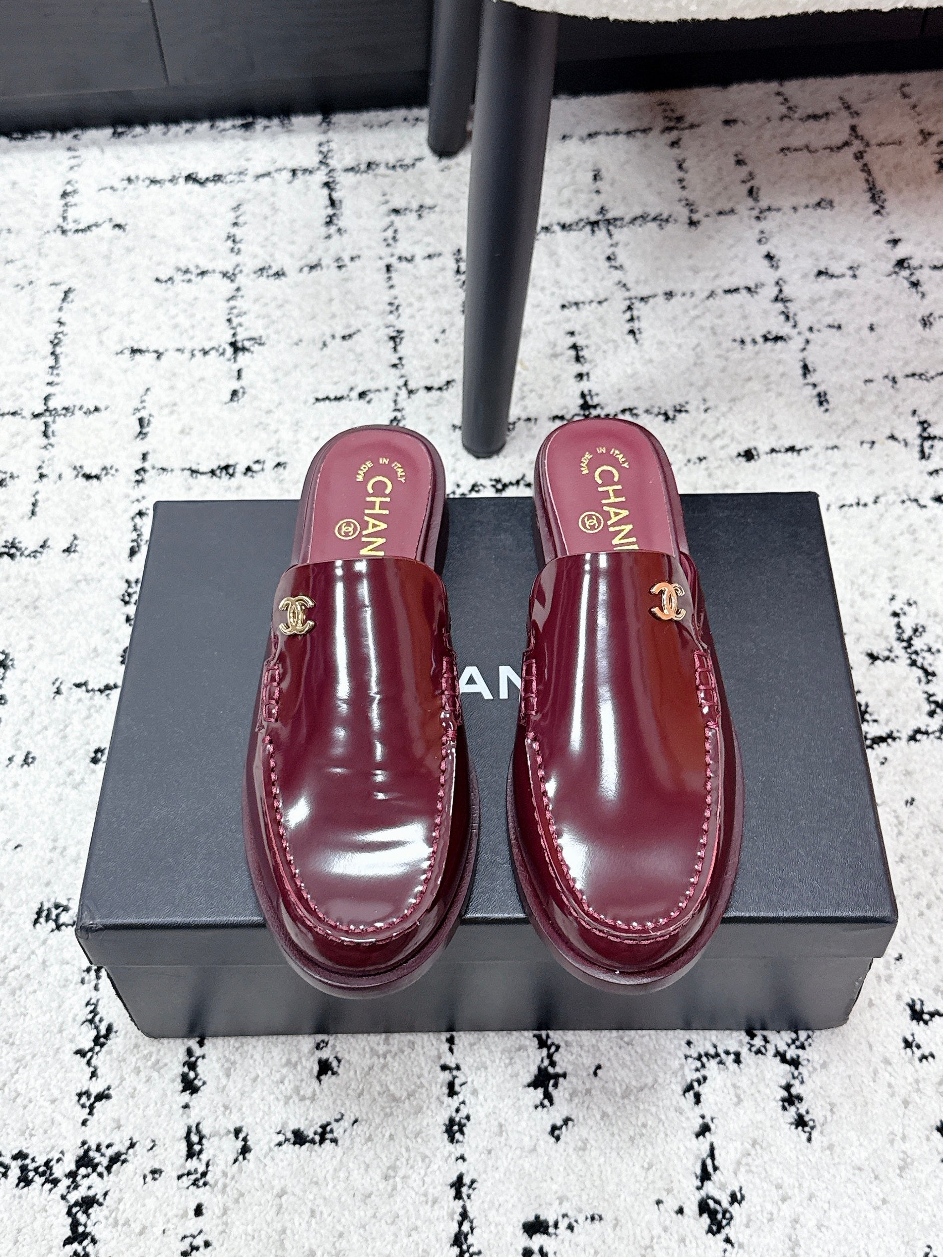 CHANEL 26S MULE LOAFERS IN BURGUNDY RED PATENT CALFSKIN WITH CC LOGO