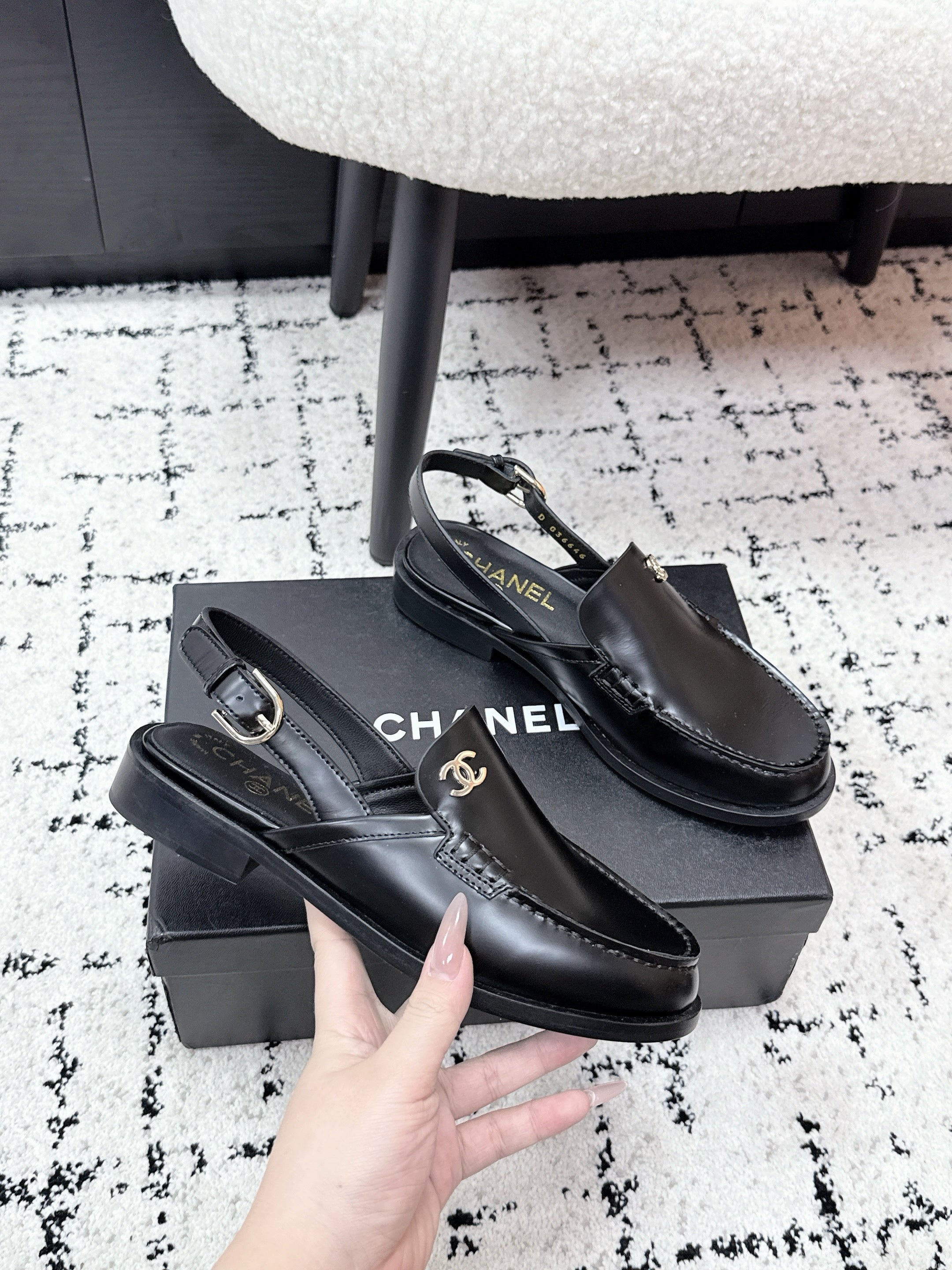 CHANEL 26S SLINGBACK LOAFERS IN BLACK PATENT CALFSKIN WITH CC LOGO
