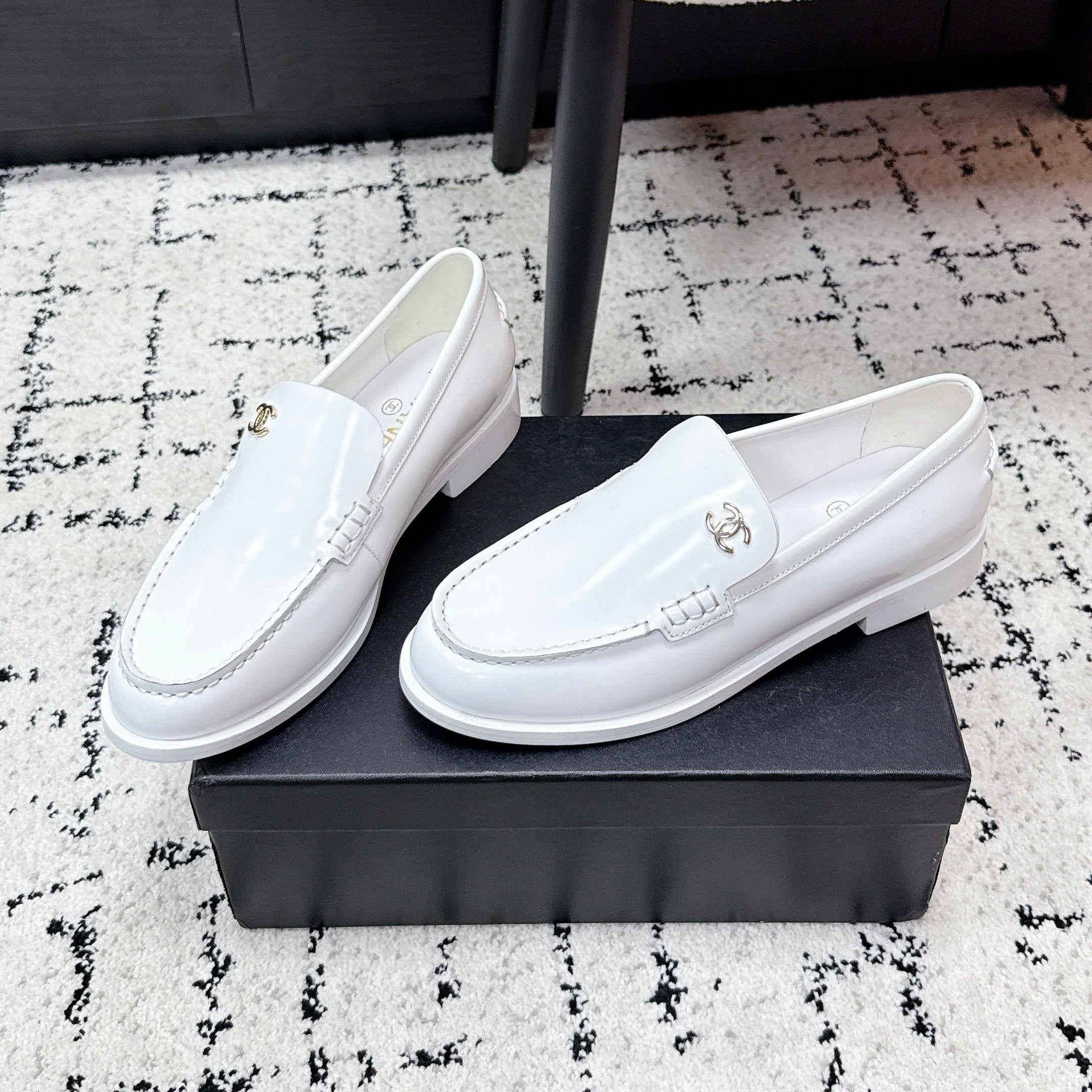 CHANEL 26S LOAFERS IN WHITE SMOOTH CALFSKIN WITH CC LOGO