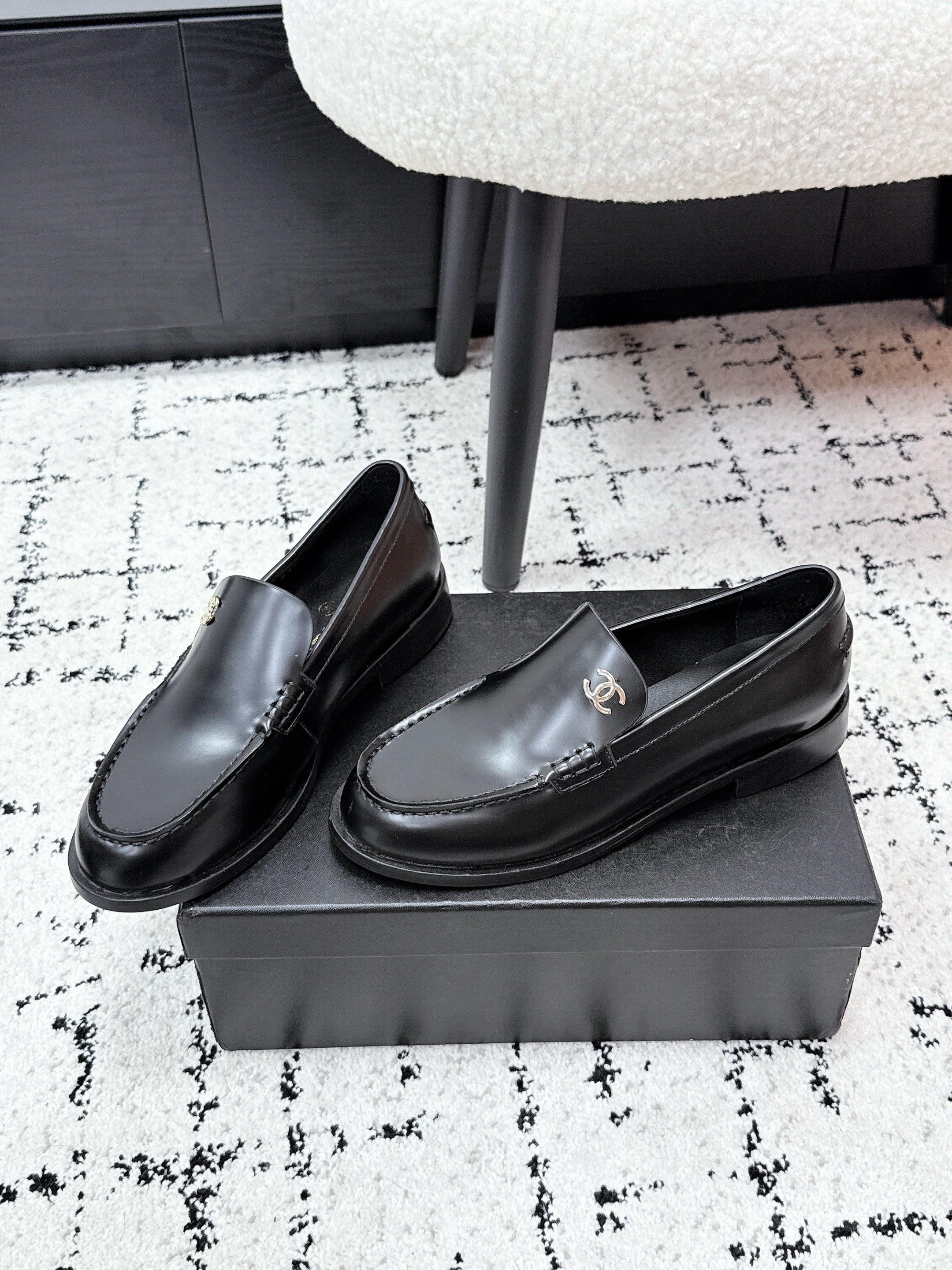 CHANEL 26S LOAFERS IN BLACK SMOOTH CALFSKIN WITH CC LOGO