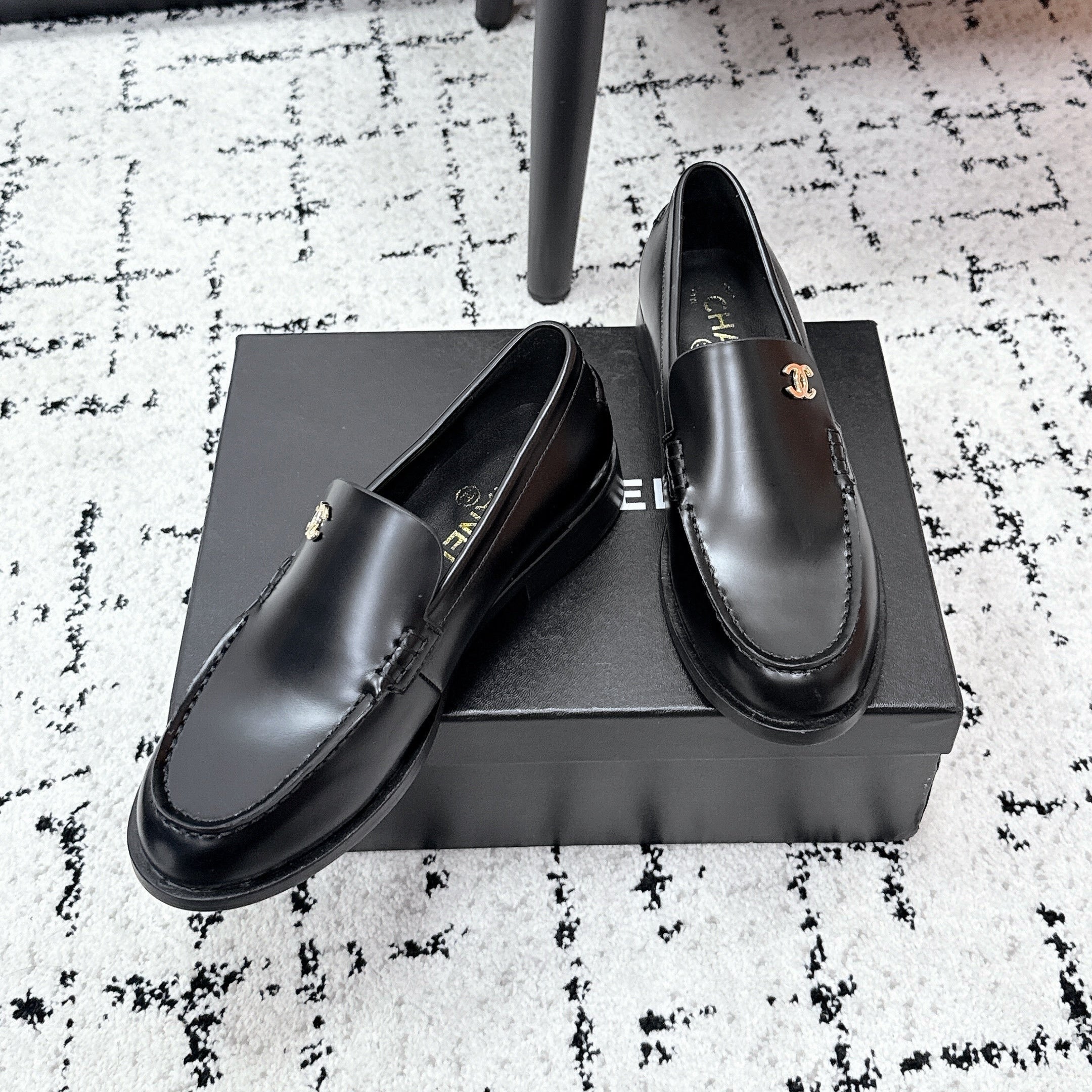 CHANEL 26S LOAFERS IN BLACK SMOOTH CALFSKIN WITH CC LOGO