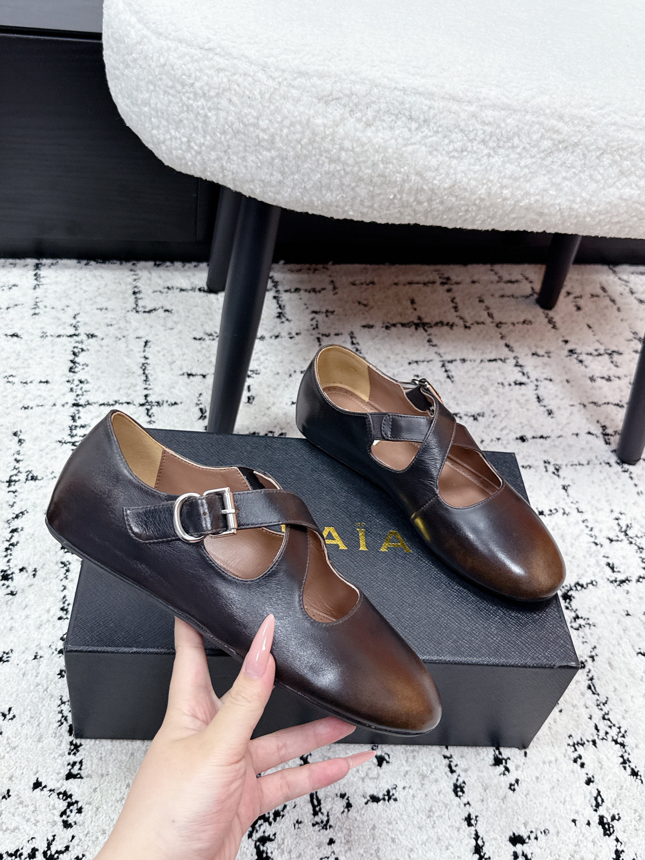 ALAIA 26S CROSS-STRAP BALLET FLATS IN DARK BROWN LAMBSKIN