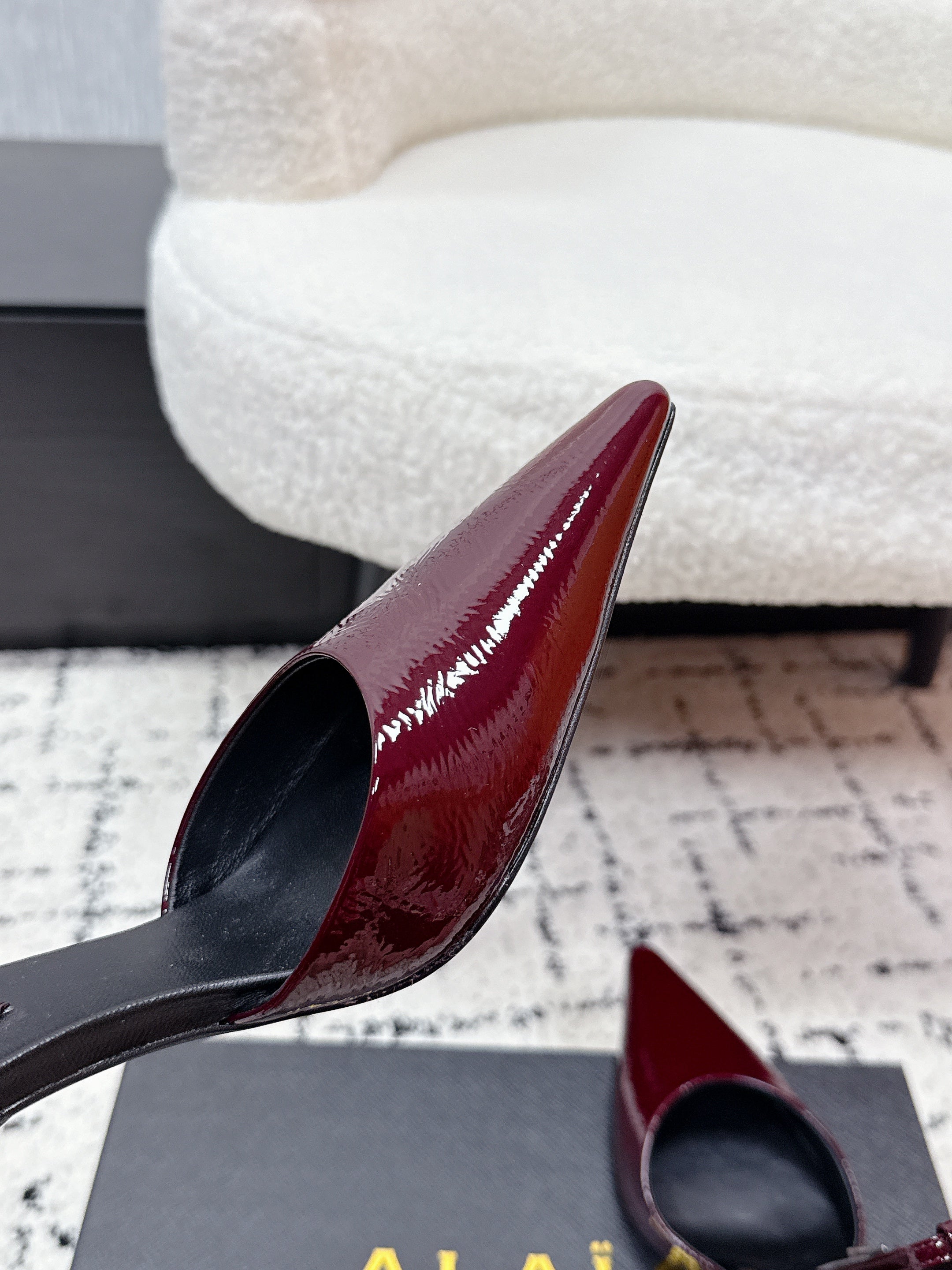 ALAIA 26S POINTED-TOE HEELS 90 MM IN DARK RED PATENT CALFSKIN