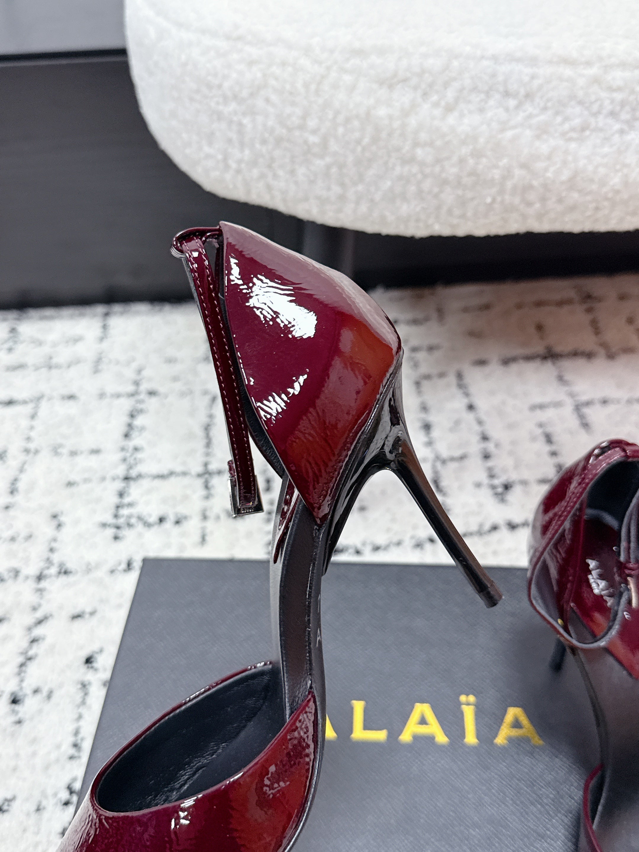 ALAIA 26S POINTED-TOE HEELS 90 MM IN DARK RED PATENT CALFSKIN