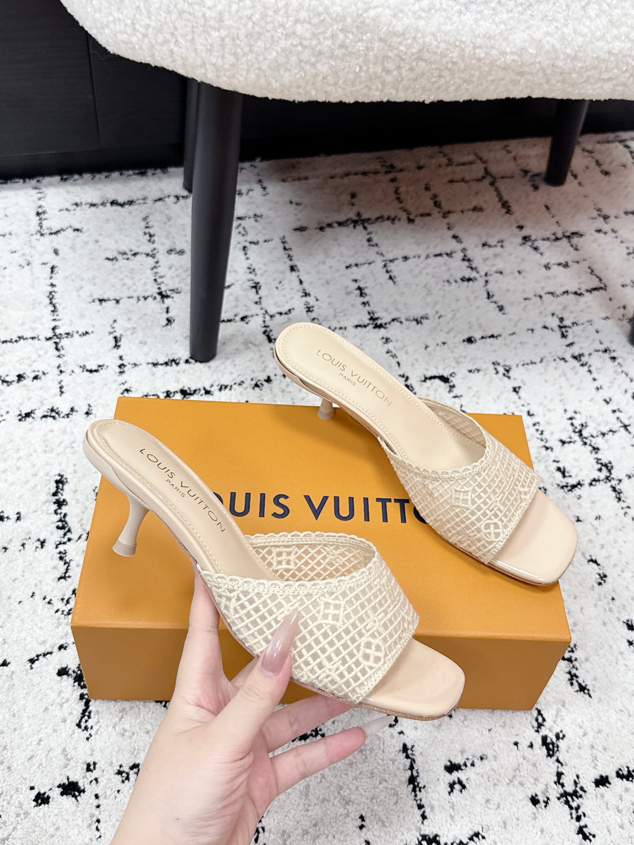 LV 26S 6 AM MULE 55MM IN BEIGE EMBROIDERED FABRIC