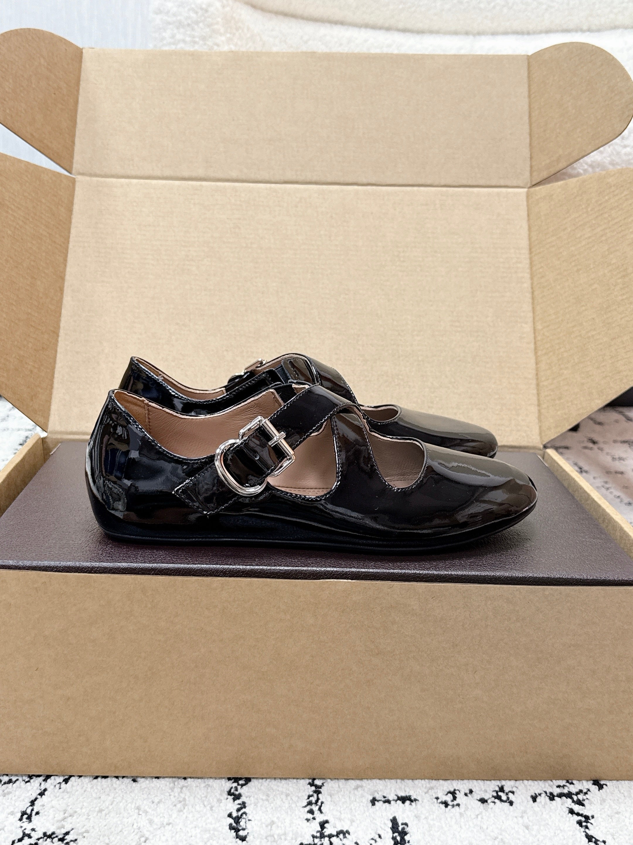 ALAIA 26S CROSS-STRAP BALLET FLATS IN BLACK GLOSSY LAMBSKIN