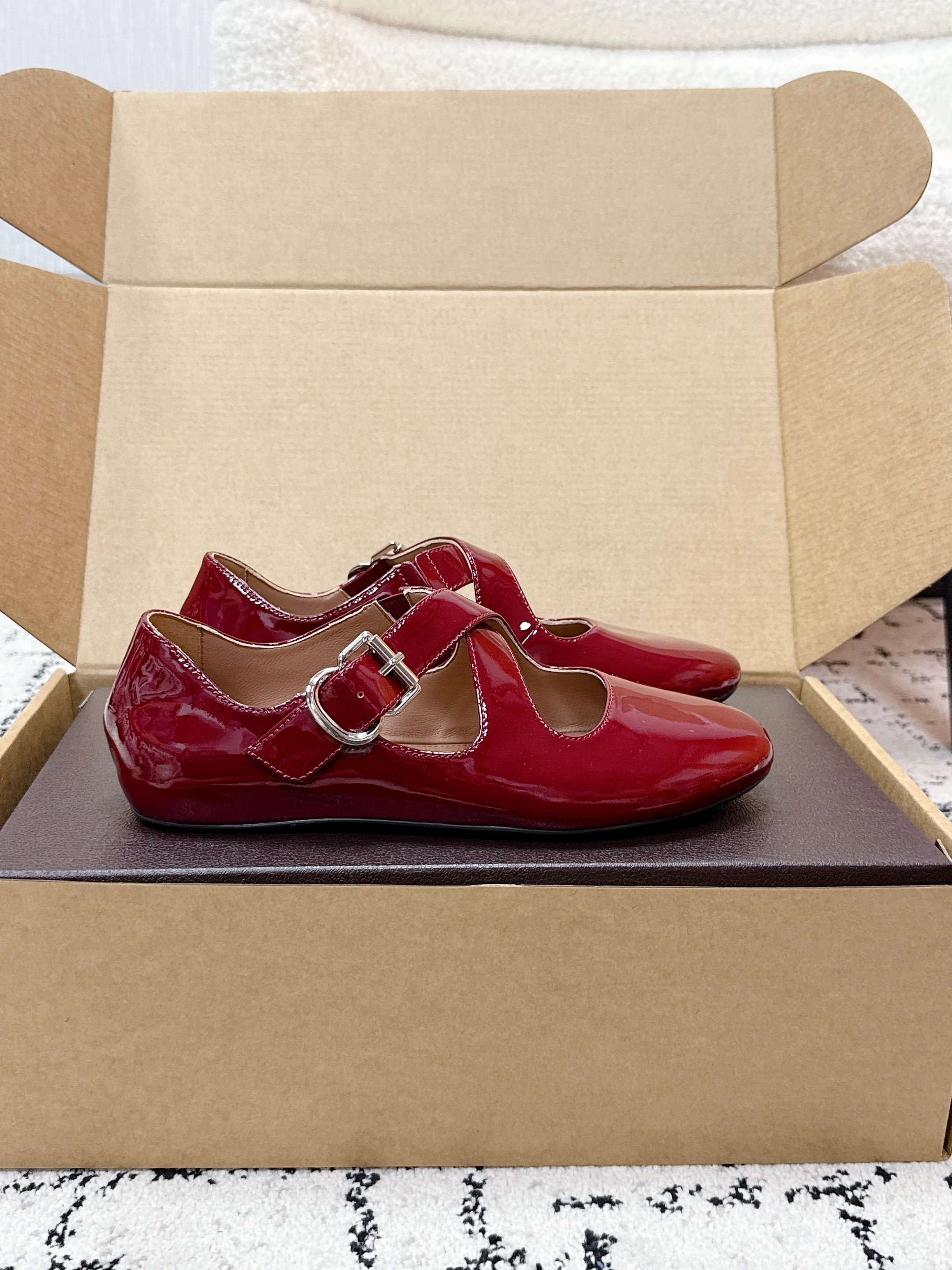 ALAIA 26S CROSS-STRAP BALLET FLATS IN RED GLOSSY LAMBSKIN
