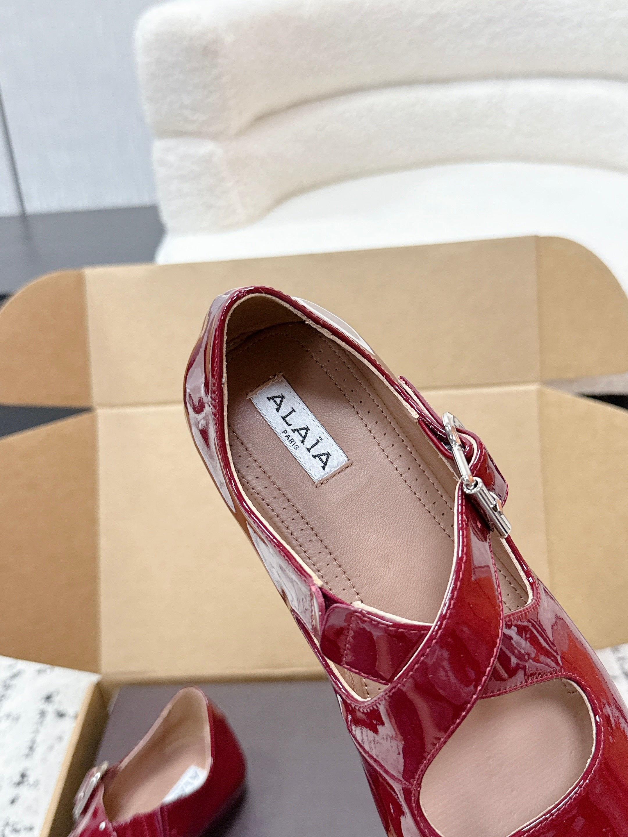 ALAIA 26S CROSS-STRAP BALLET FLATS IN RED GLOSSY LAMBSKIN