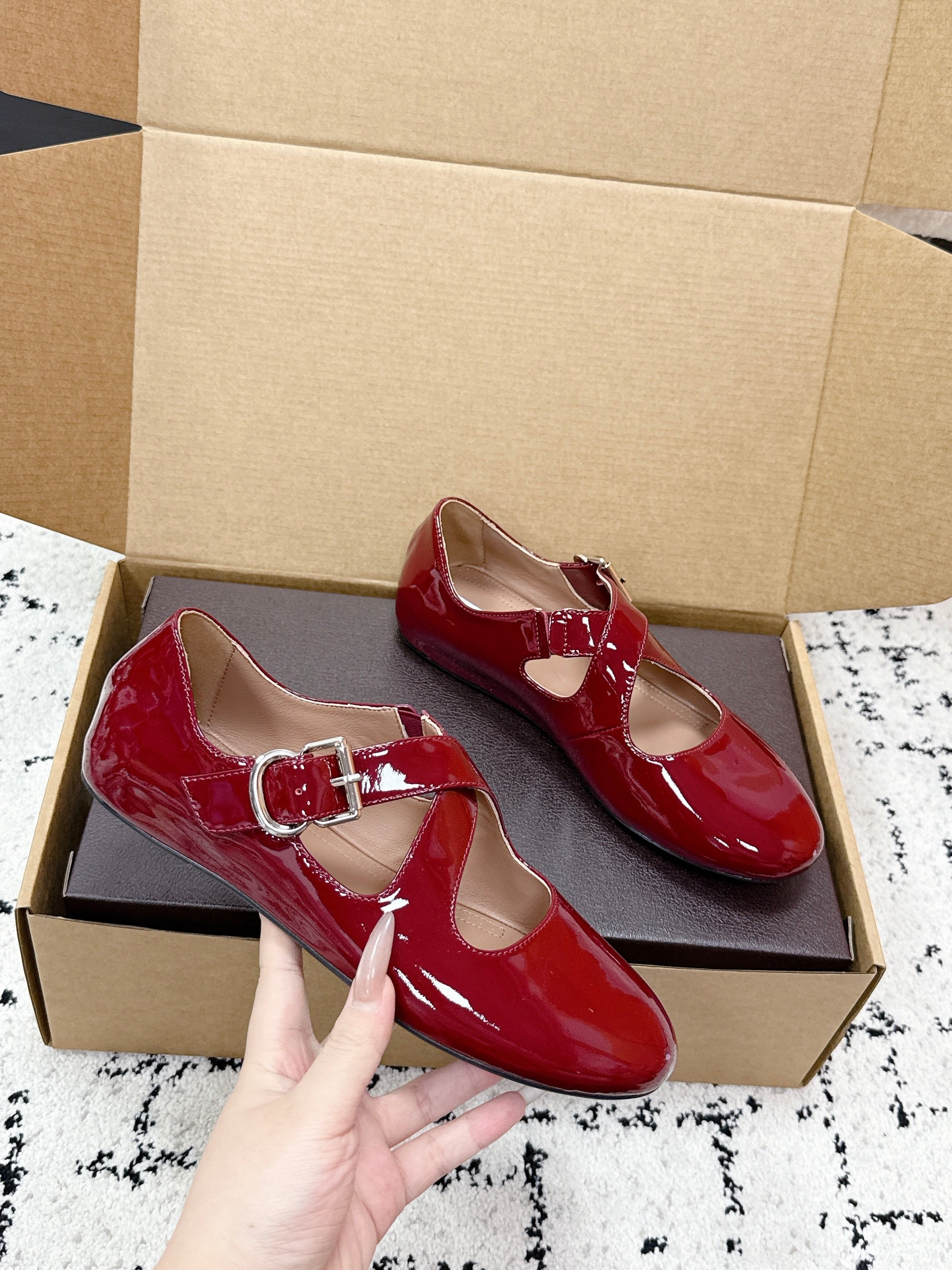ALAIA 26S CROSS-STRAP BALLET FLATS IN RED GLOSSY LAMBSKIN