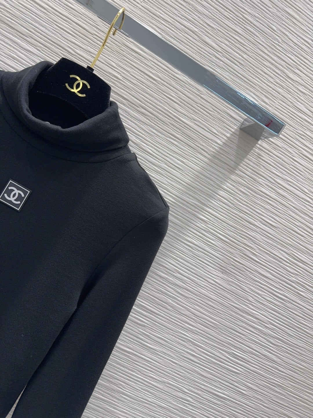 CHANEL 25S LONG-SLEEVE TURTLENECK T-SHIRT 413