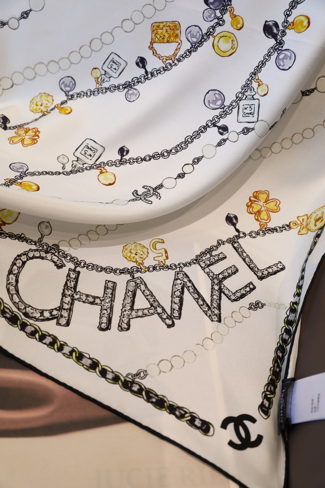 CHANEL 26S SCARF 90 IN SILK 311796