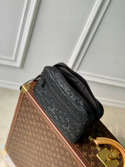 POCHETTE KASAI 24.5 IN BLACK MONOGRAM SHADOW CALFSKIN