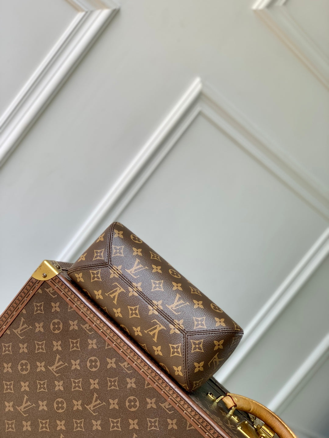 THE DROP PM 28 IN BROWN MONOGRAM COATED CANVAS AND CALFSKIN