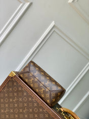 THE DROP PM 28 IN BROWN MONOGRAM COATED CANVAS AND CALFSKIN