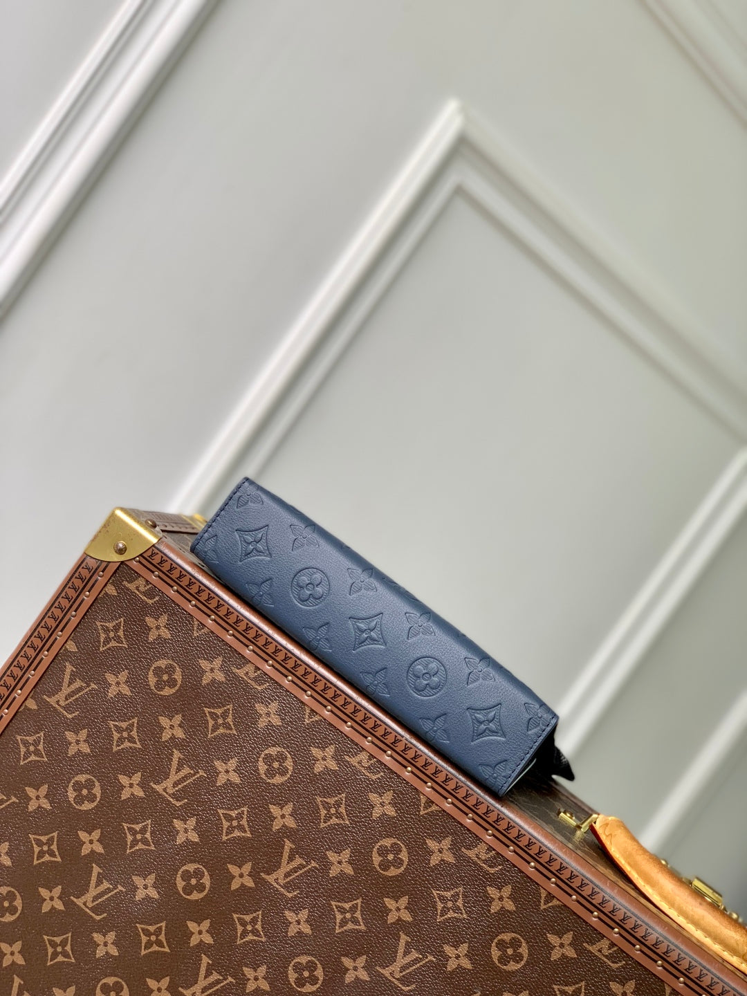 POCHETTE VOYAGE 22 IN DARK BLUE MONOGRAM SHADOW CALFSKIN