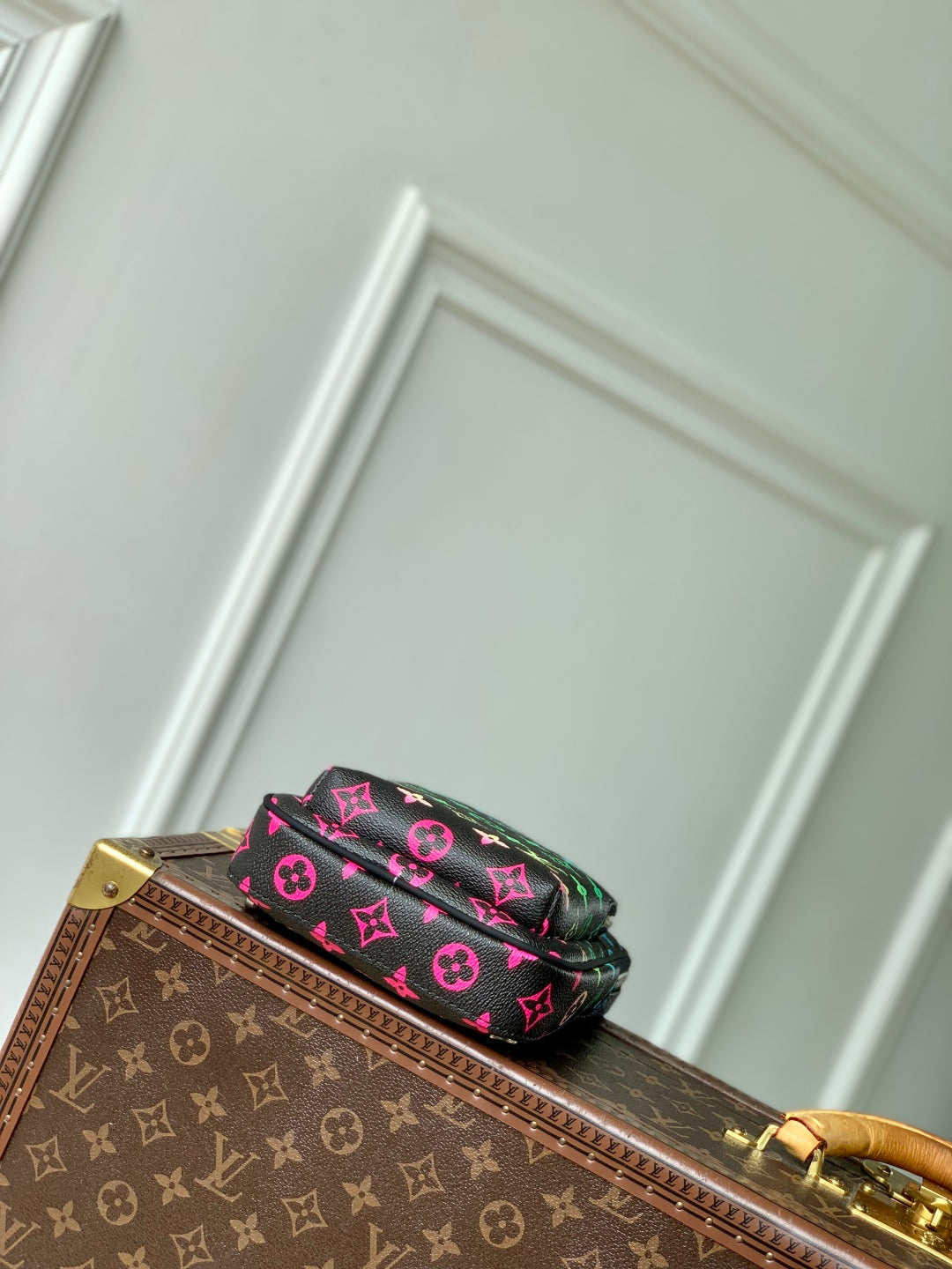 AVENUE SLINGBAG 18 IN BLACK MONOGRAM ECLIPSE CANVAS MULTICOLOR GRADIANT LOGO