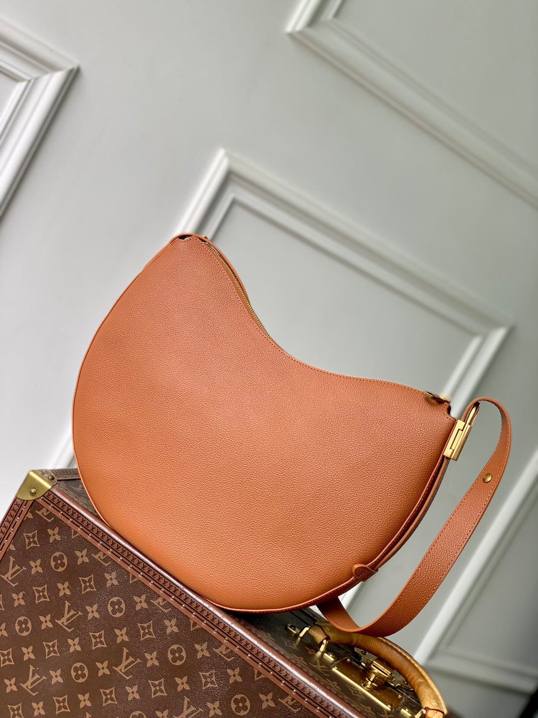 LOW KEY COOKIE MM 32 IN COGNAC BROWN CALFSKIN GOLD HARDWARE