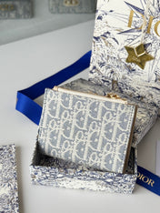 DIOR 25S 30 MONTAIGNE DAHLIA WALLET 11 IN LIGHT BLUE DIOR OBLIQUE JACQUARD