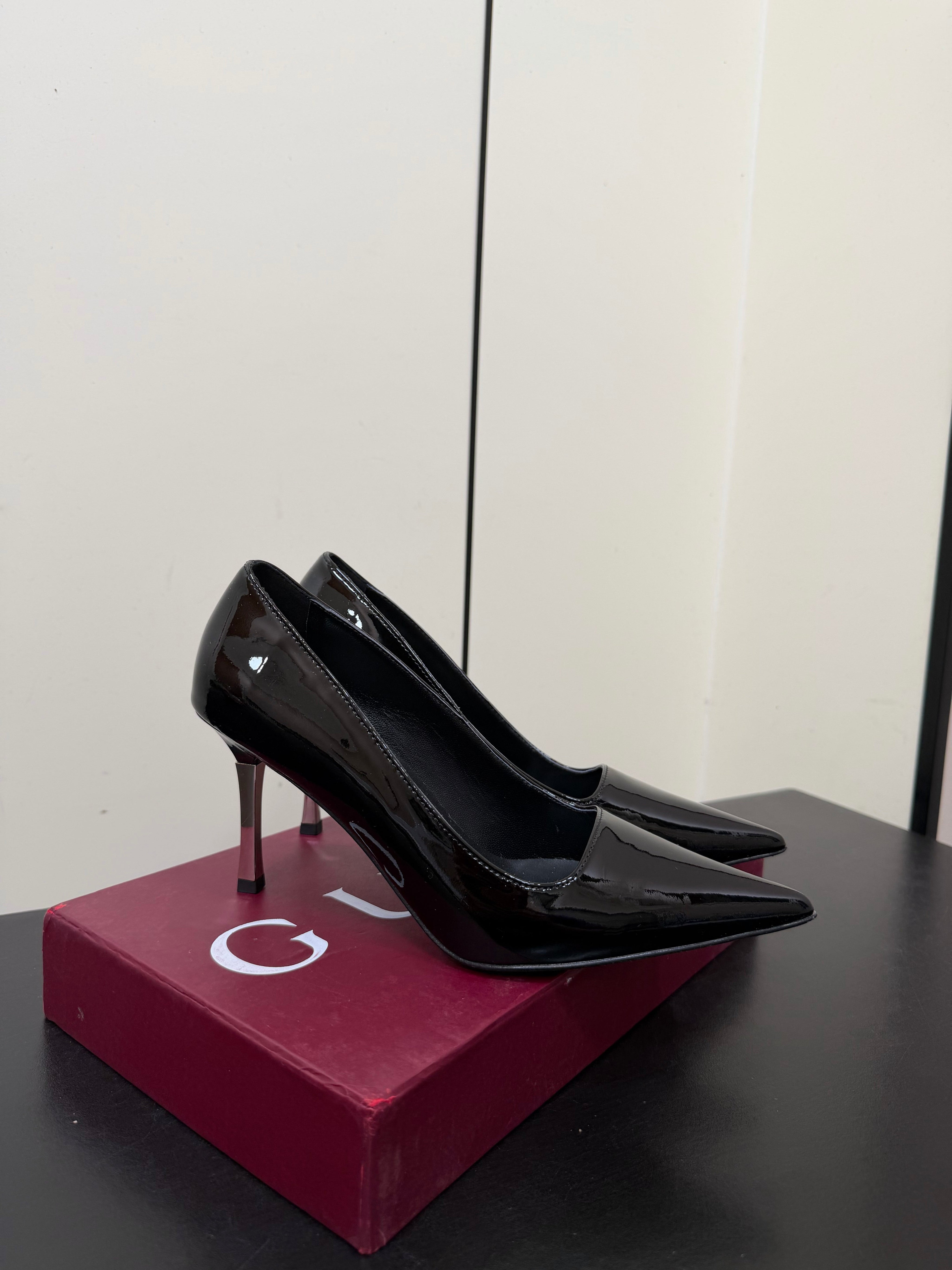 GUCCI 26S POINTED TOE PUMPS 85MM IN BLACK PATENT CALFSKIN
