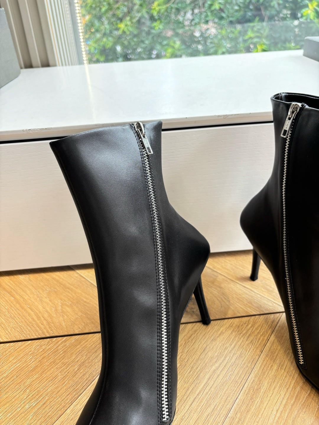 BALENCIAGA 25S ANKLE BOOTS WITH ZIPPER IN BLACK COW LEATHER