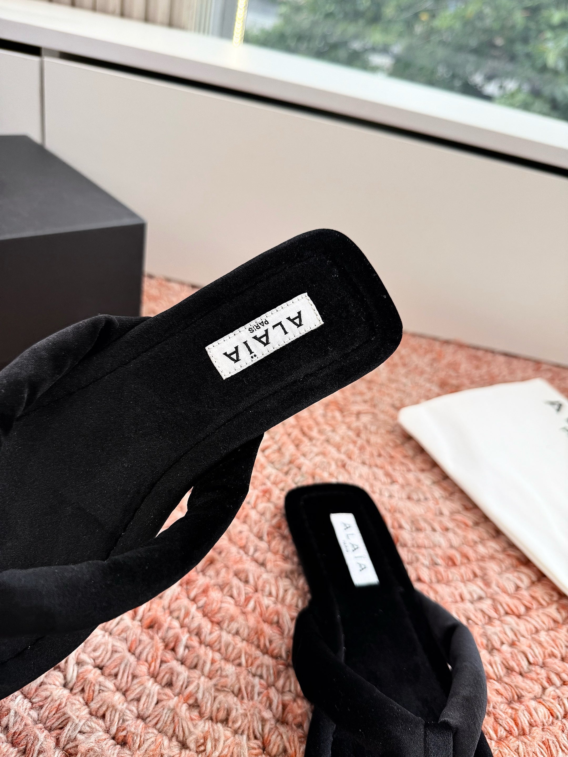 ALAIA 26S THONG SANDALS IN BLACK VELVET
