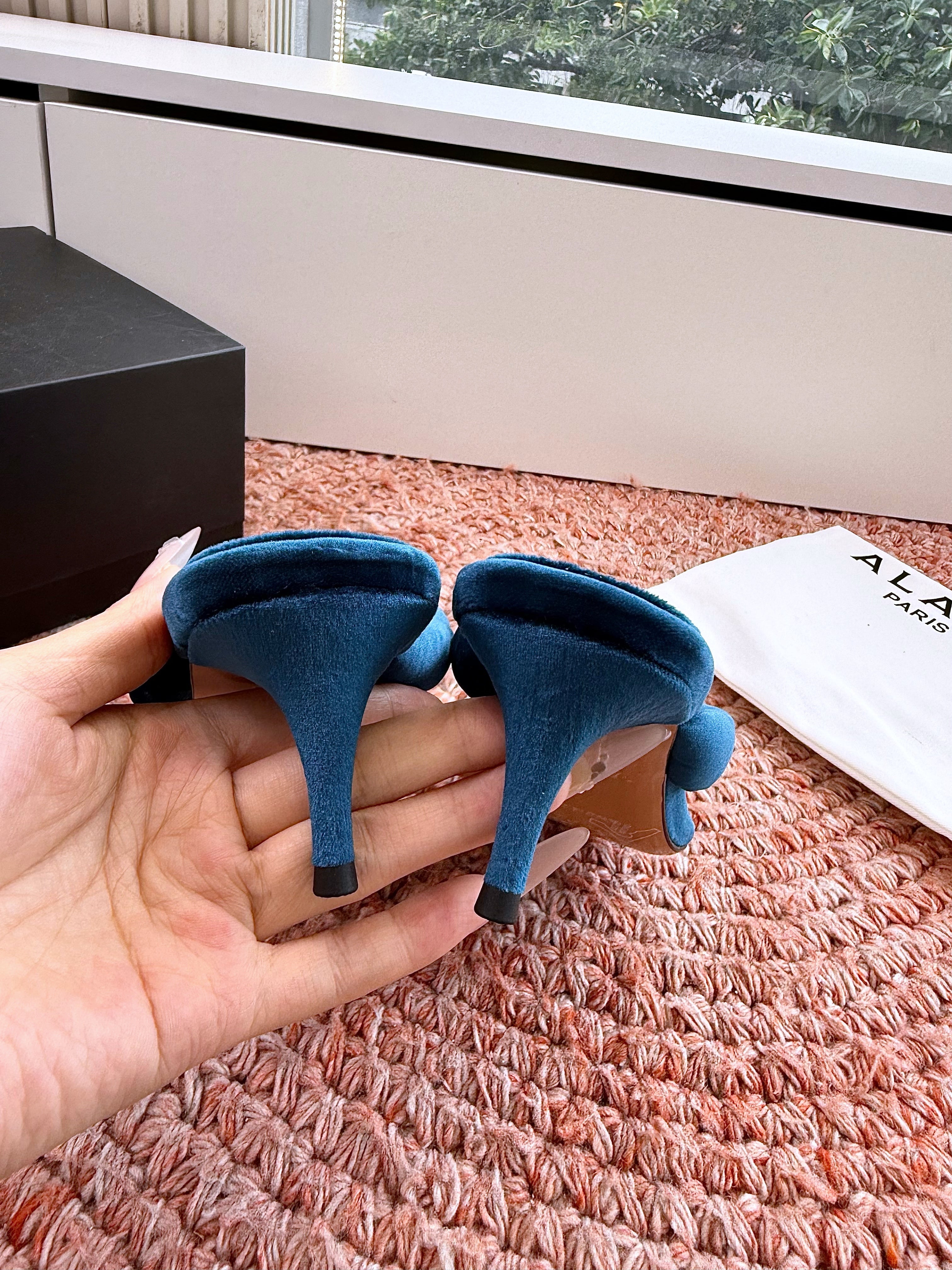 ALAIA 26S HEELED THONG SANDALS IN DARK BLUE VELVET