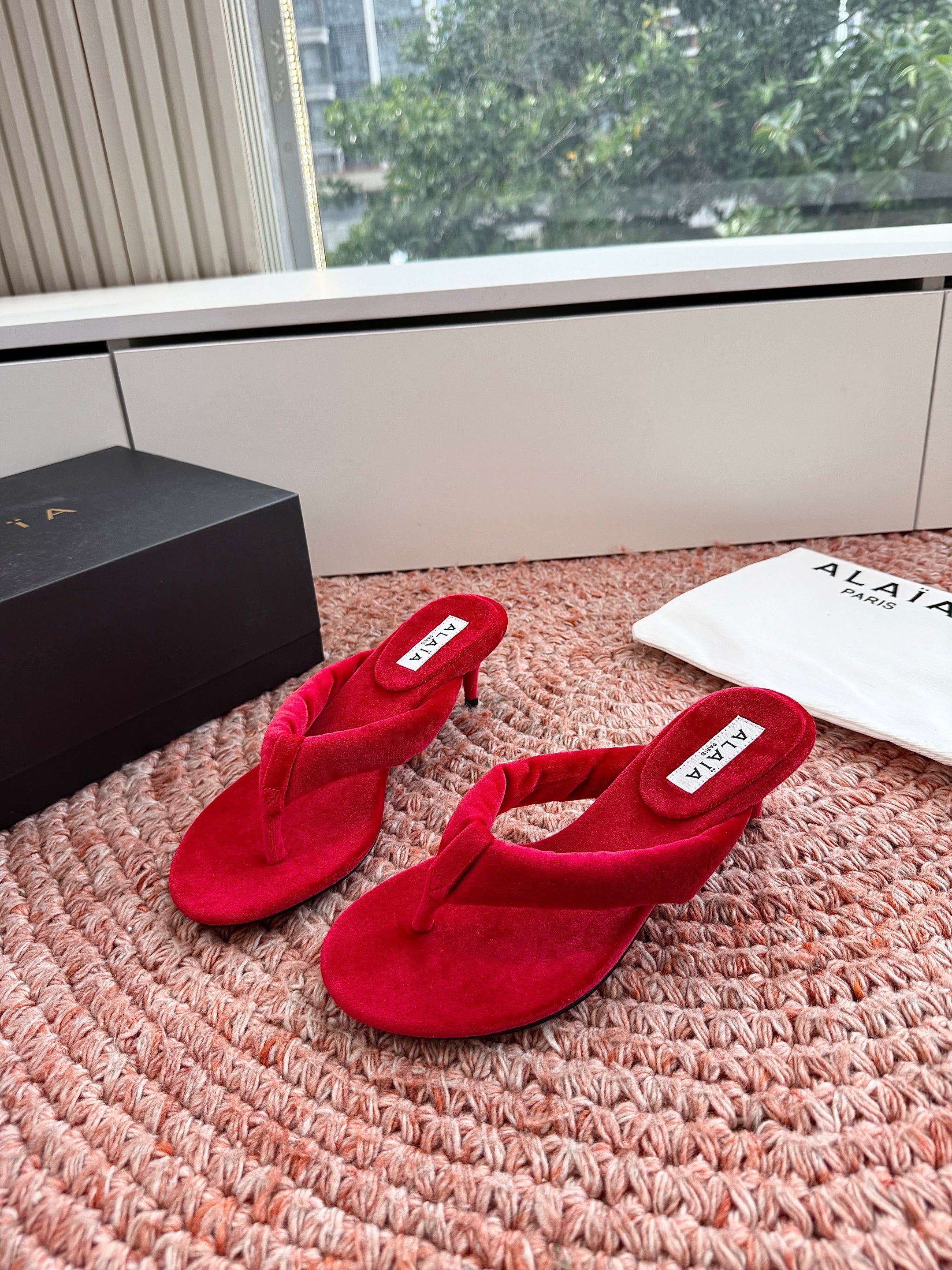 ALAIA 26S HEELED THONG SANDALS IN RED VELVET