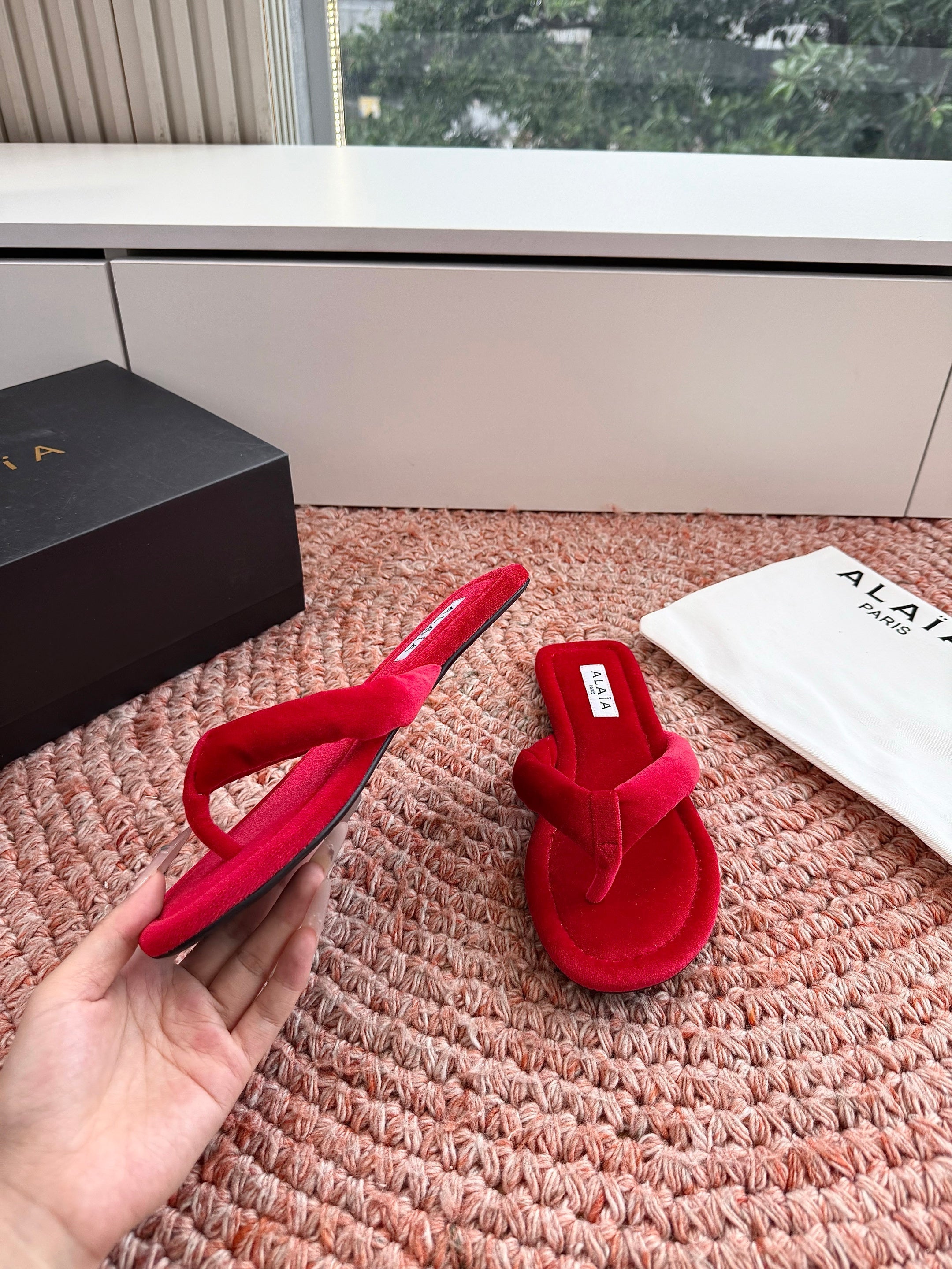 ALAIA 26S THONG SANDALS IN RED VELVET