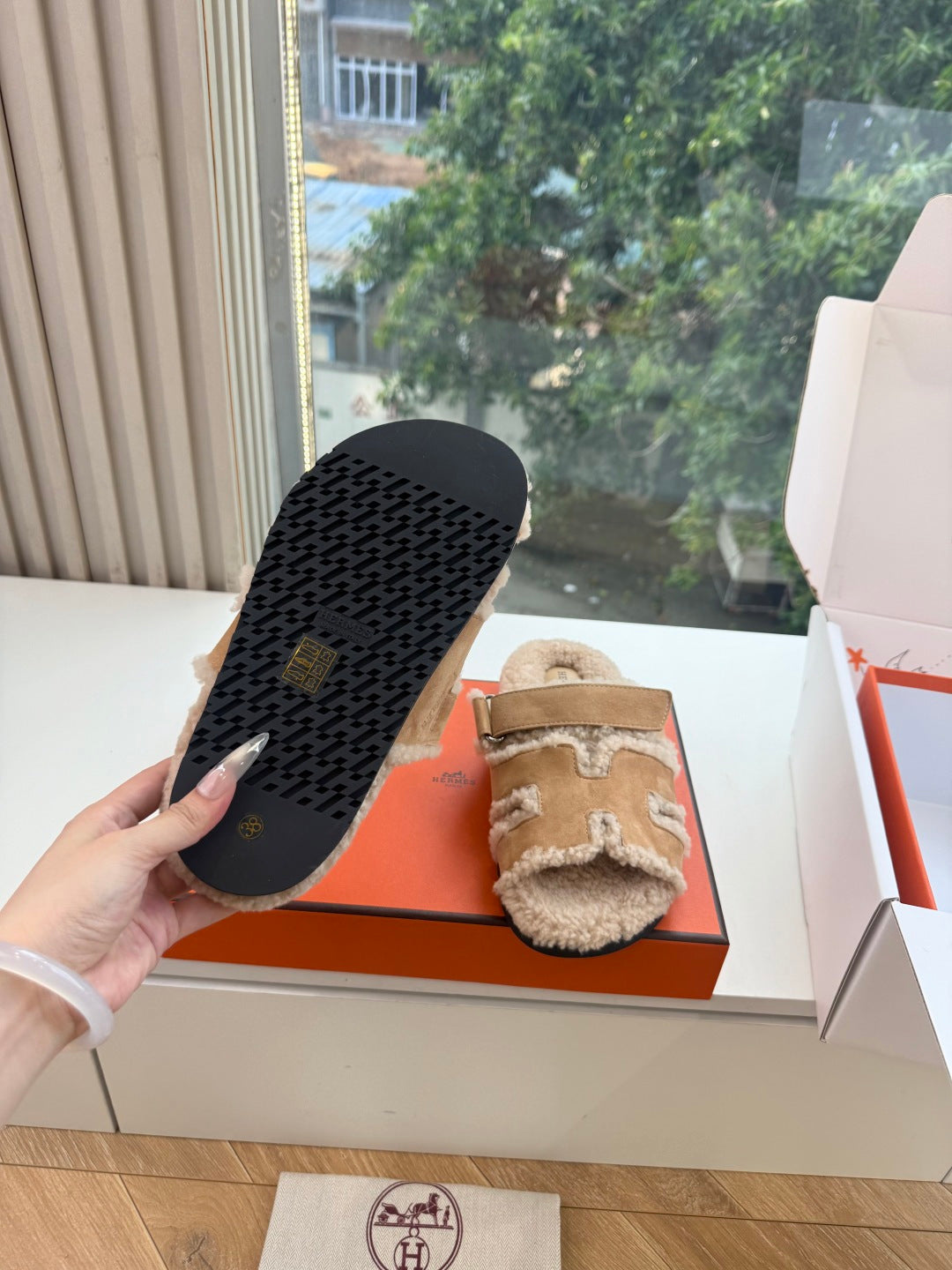 HM 26S SANDAL IN BEIGE WOOL AND CARAMEL BROWN SUEDE