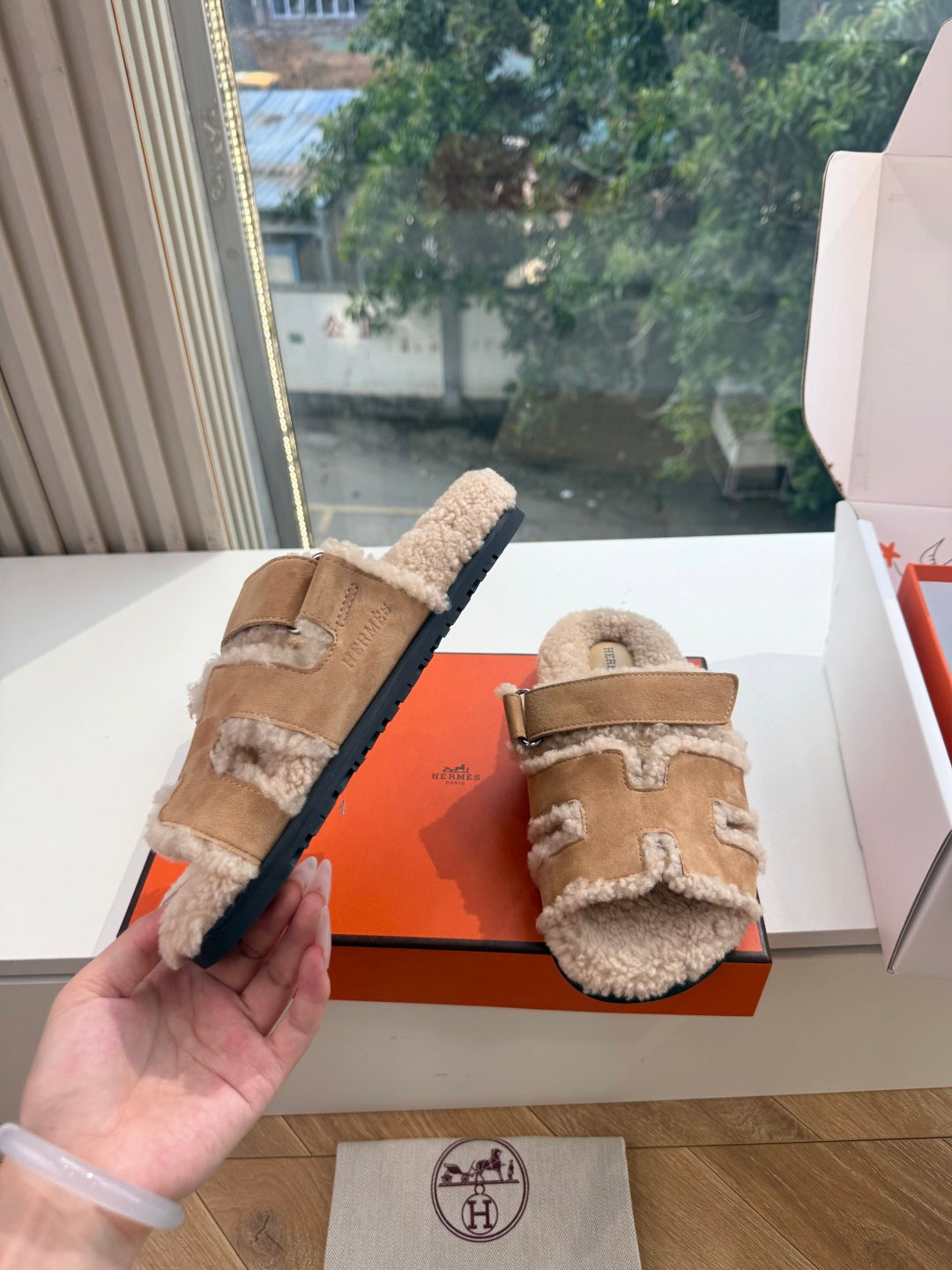 HM 26S SANDAL IN BEIGE WOOL AND CARAMEL BROWN SUEDE
