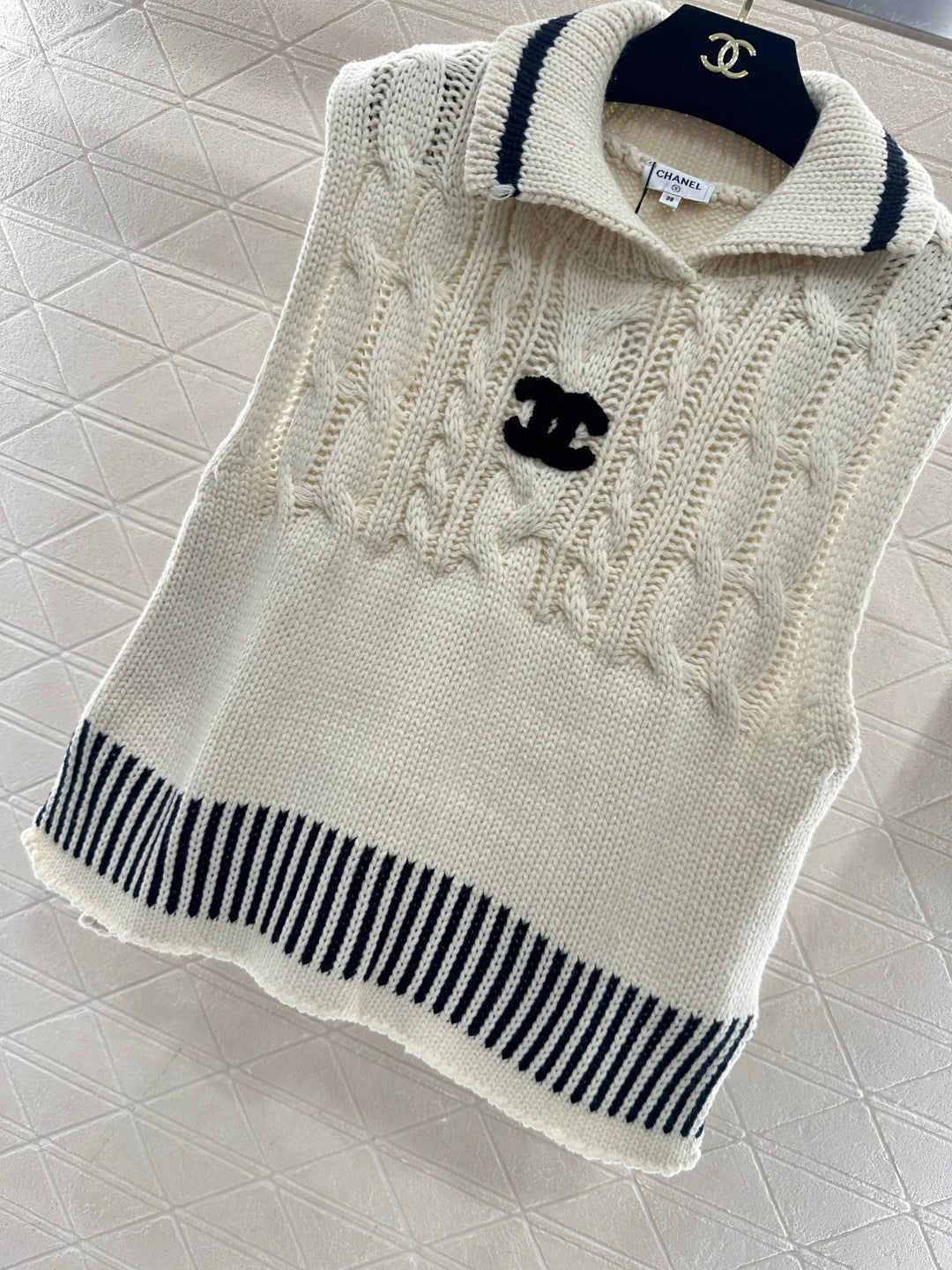 CHANEL 26S SLEEVELESS COLLARED KNITTED BLAZER 696