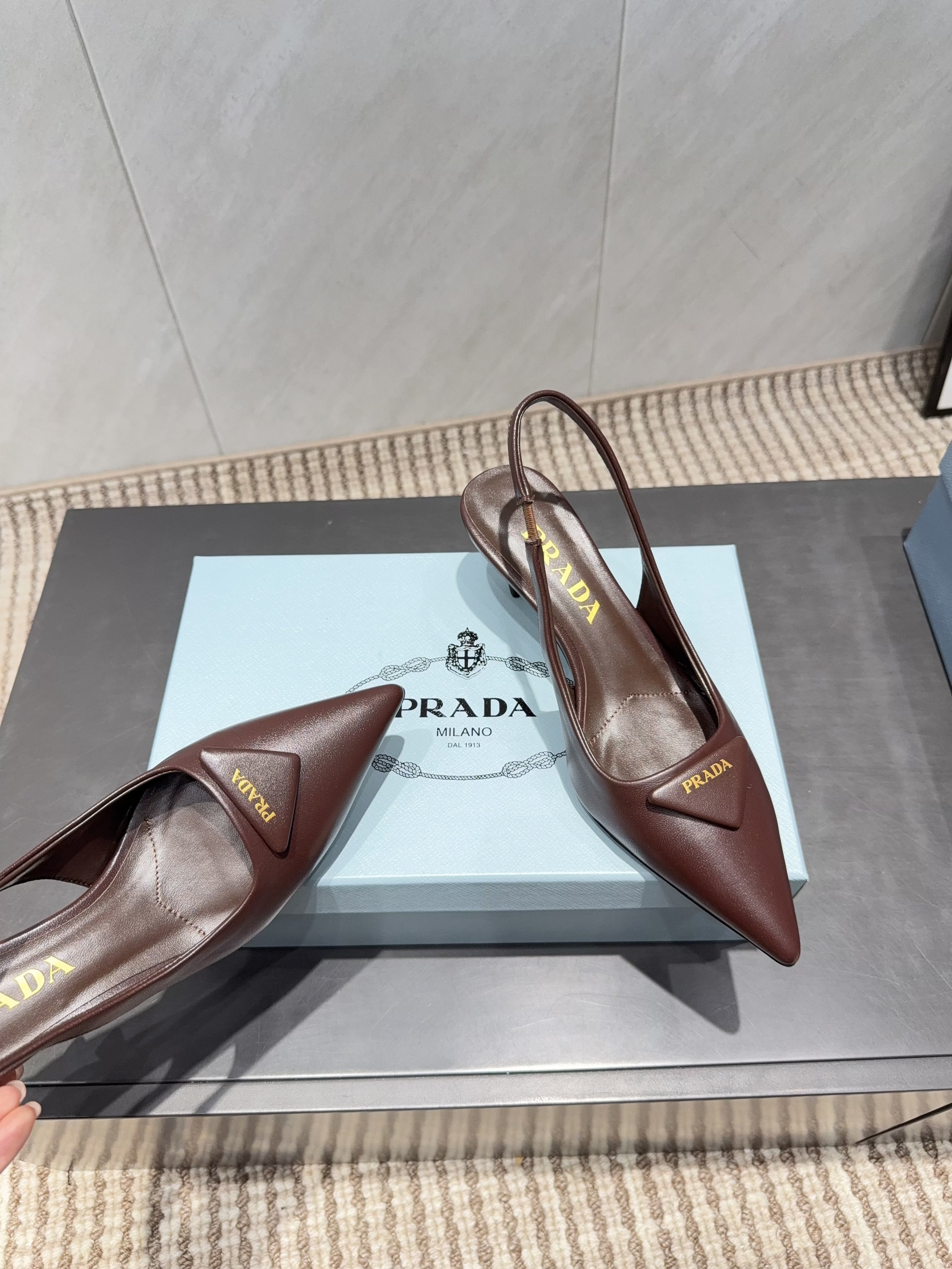 PRADA 26S POINTED TOE SLINGBACK HIGH HEELS 55MM IN DARK BROWN SHEEPSKIN WITH LOGO