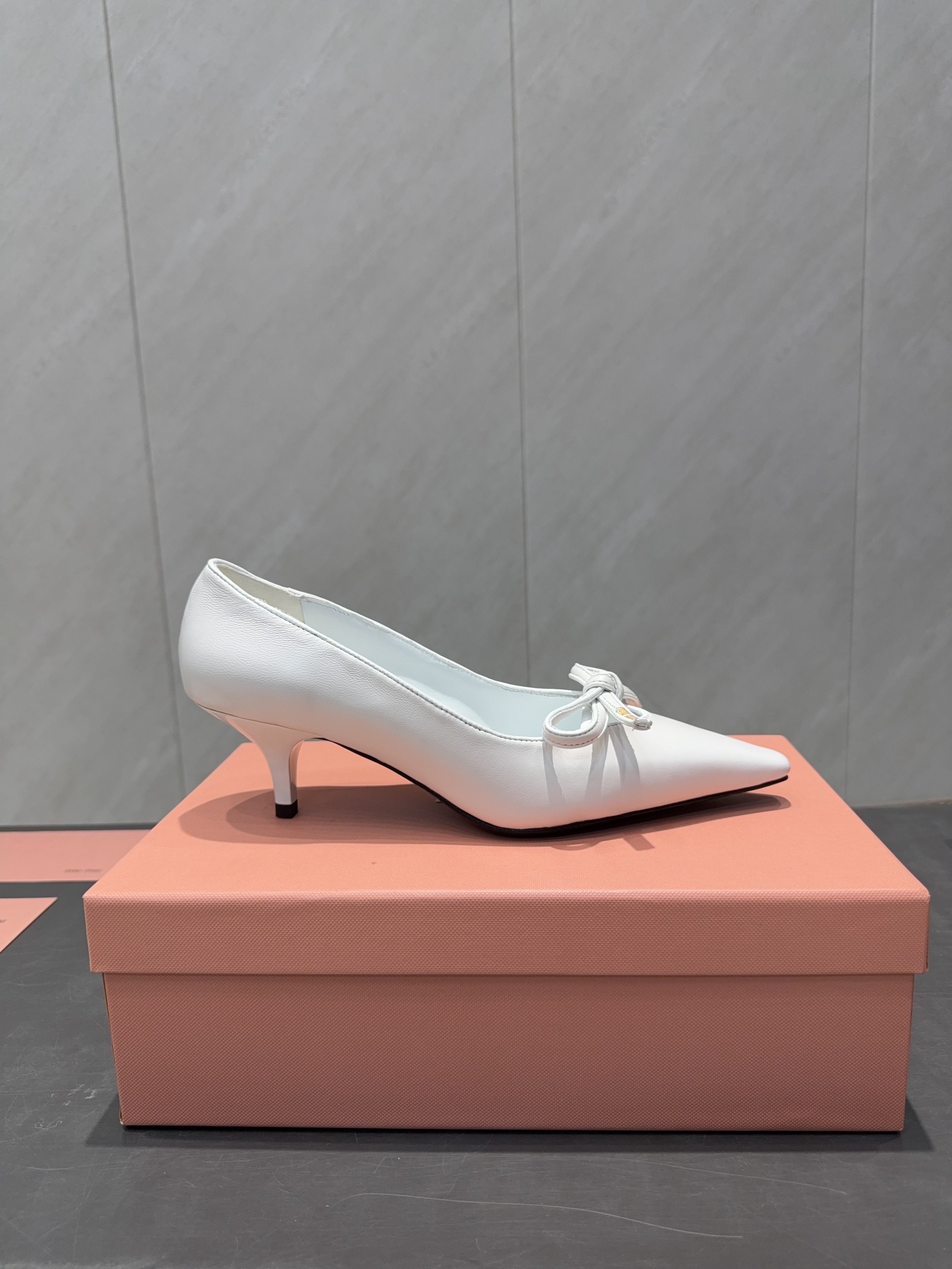 MIUMIU 26S POINTED TOE PUMPS 55MM IN WHITE CALFSKIN WITH BOW