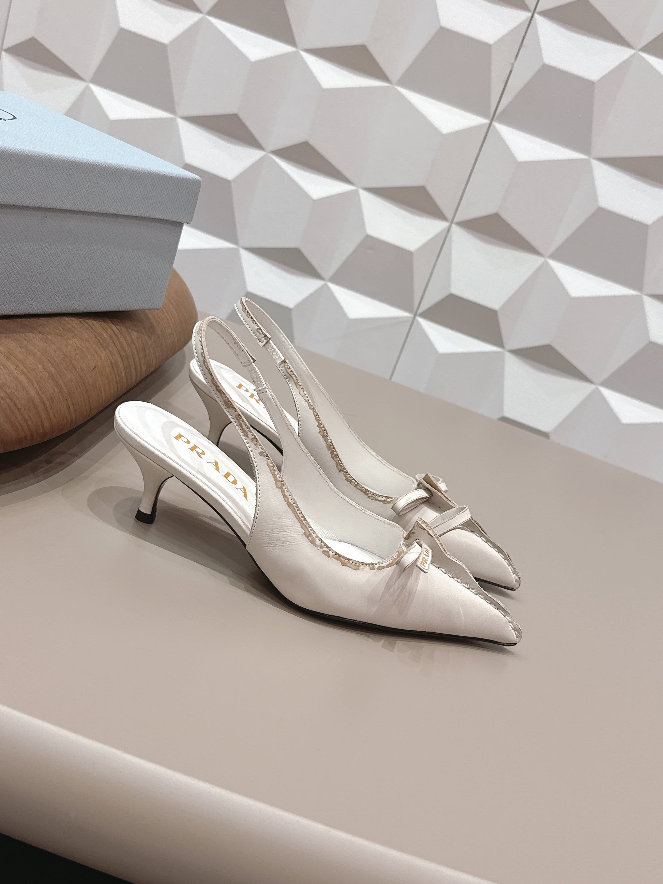 PRADA 26S POINTED TOE SLINGBACK HIGH HEELS 55MM IN CREAM WHITE CALFSKIN WITH BOW