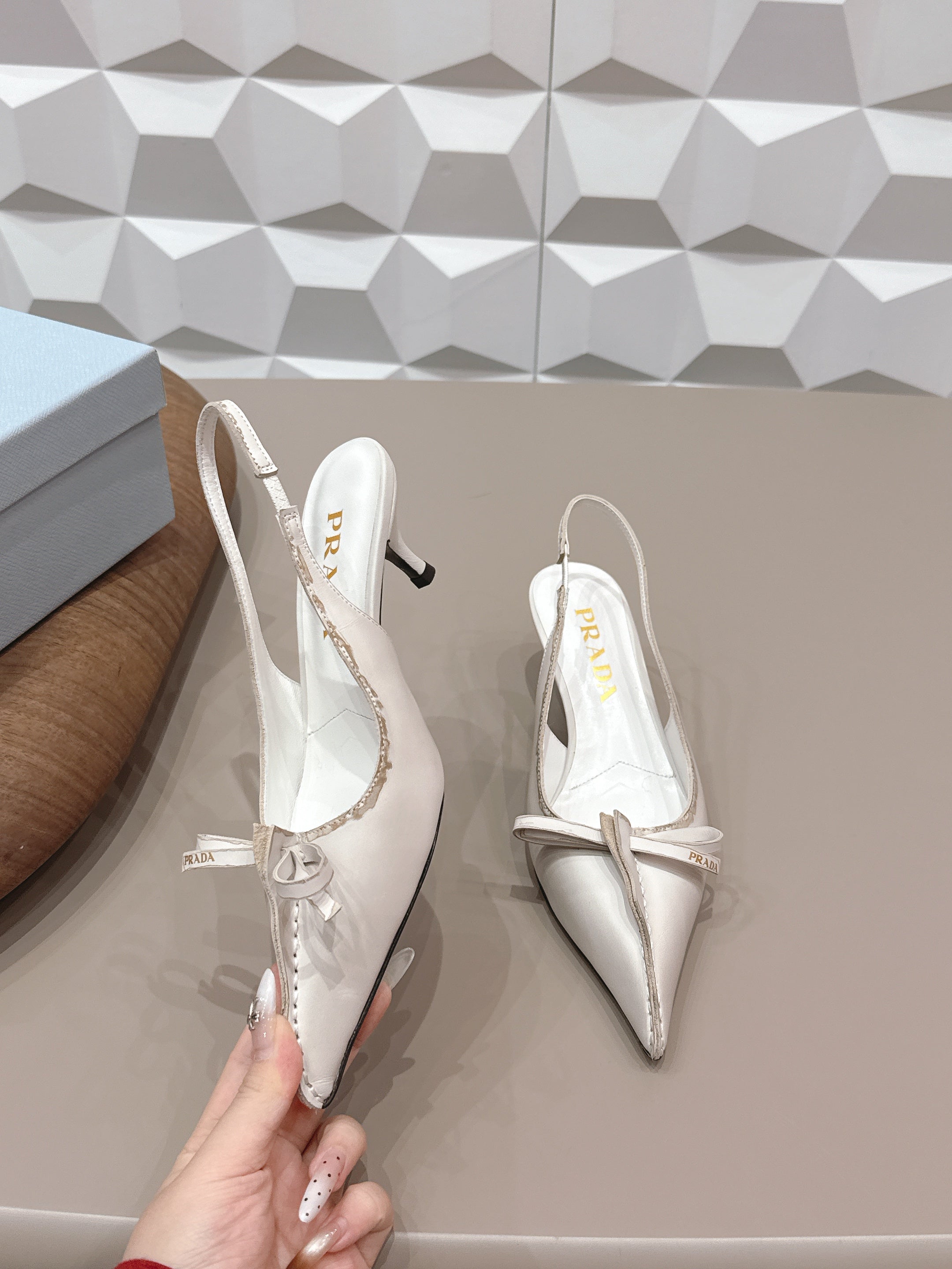 PRADA 26S POINTED TOE SLINGBACK HIGH HEELS 55MM IN CREAM WHITE CALFSKIN WITH BOW
