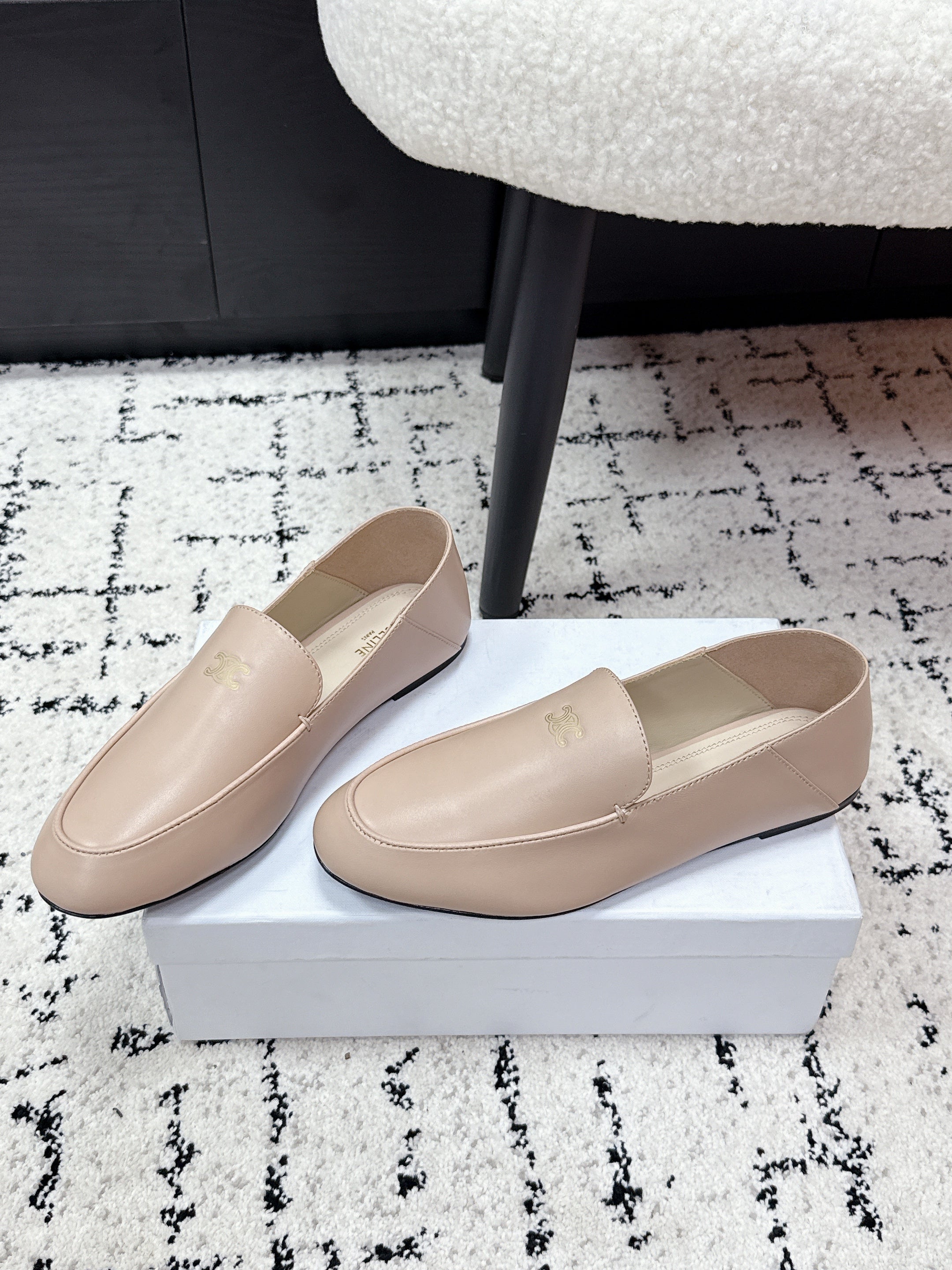 CELINE 26S AURA TRIOMPHE LOAFERS IN BEIGE LAMBSKIN