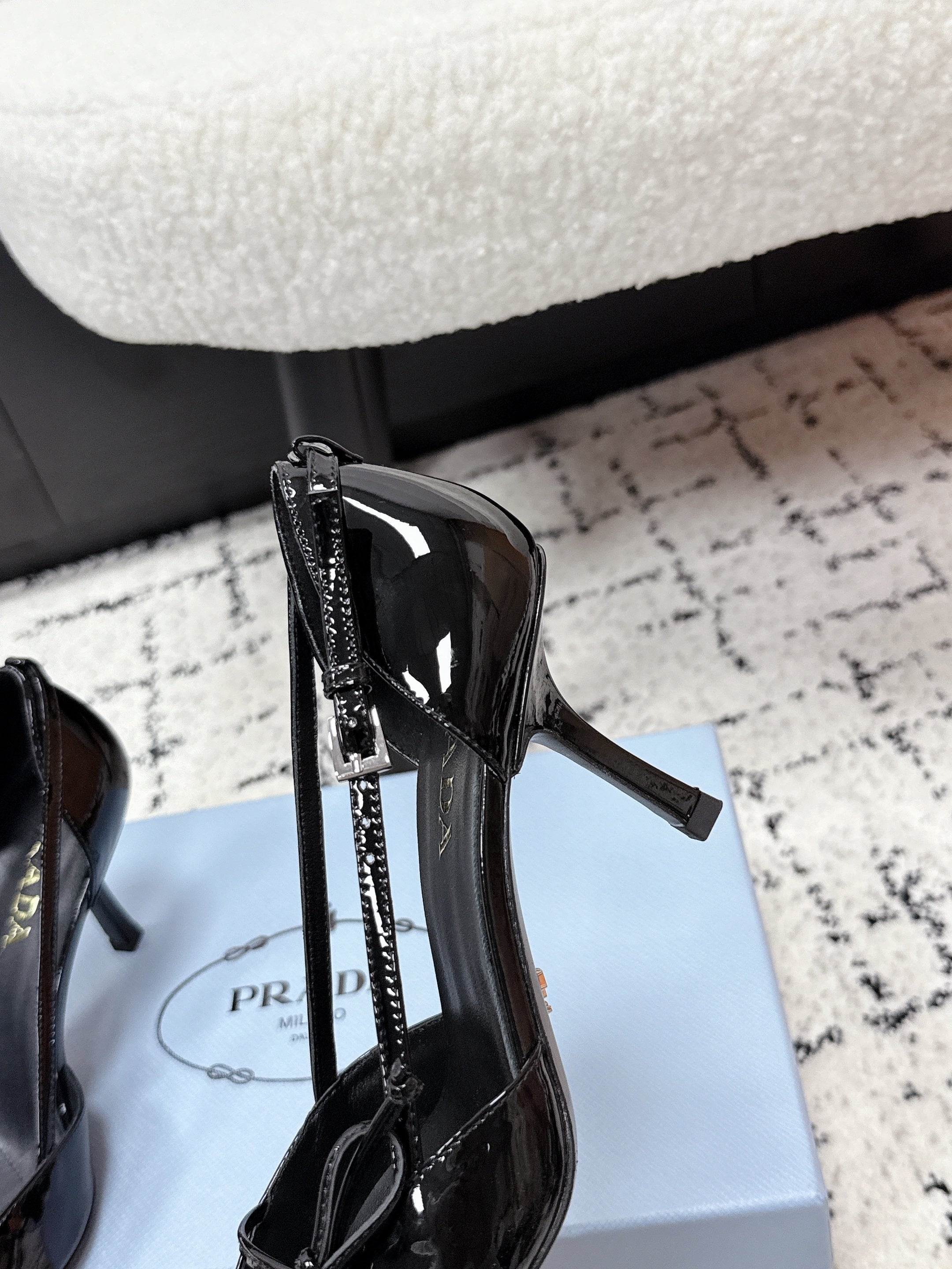 PRADA 26S POINTED-TOE HIGH HEELS 75MM IN BLACK PATENT CALFSKIN WITH BOW