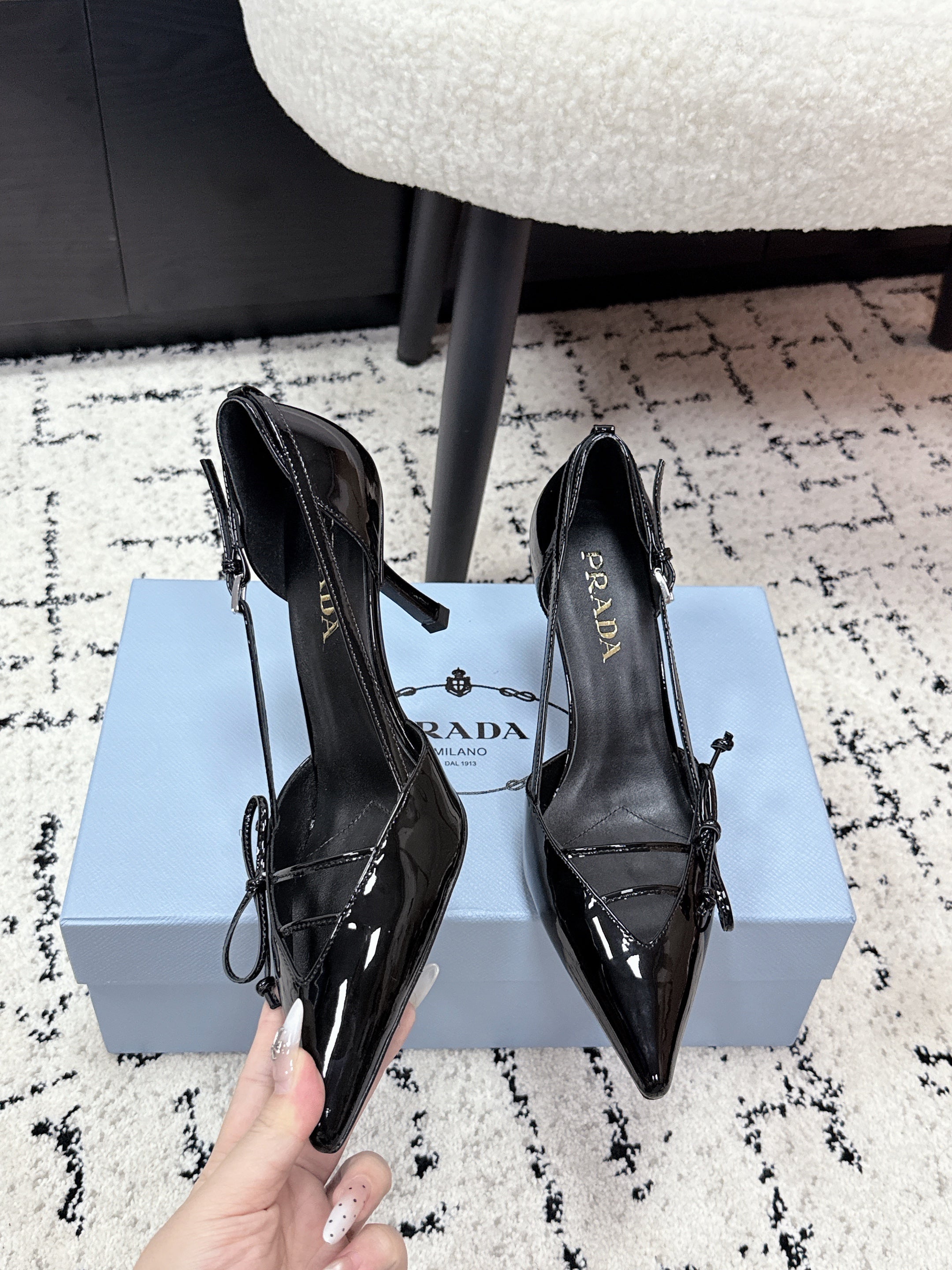 PRADA 26S POINTED-TOE HIGH HEELS 75MM IN BLACK PATENT CALFSKIN WITH BOW