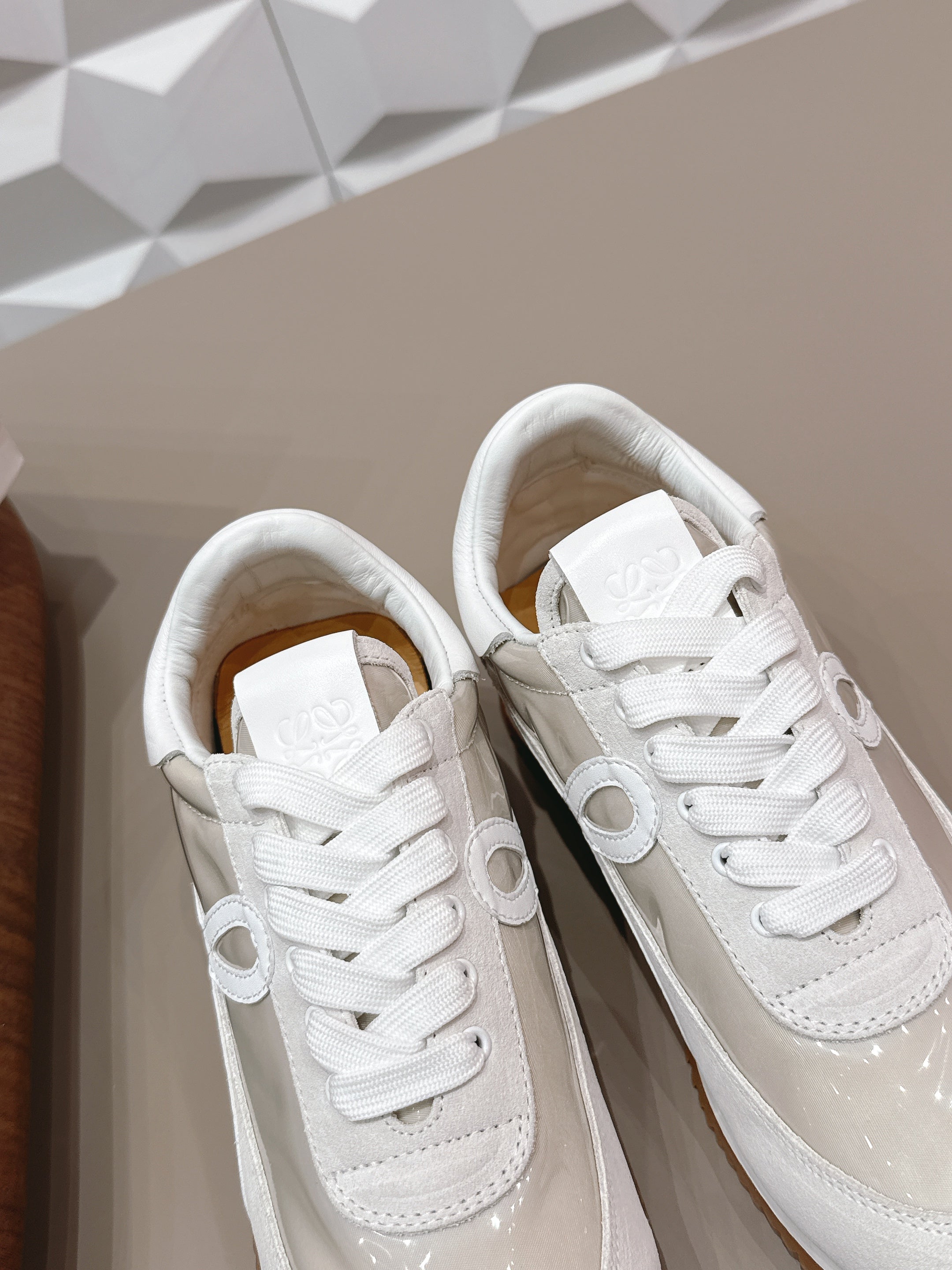LOEWE 26S FLOW RUNNER SNEAKER IN WHITE SUEDE AND CLEAR PLASTIC AND CALFSKIN