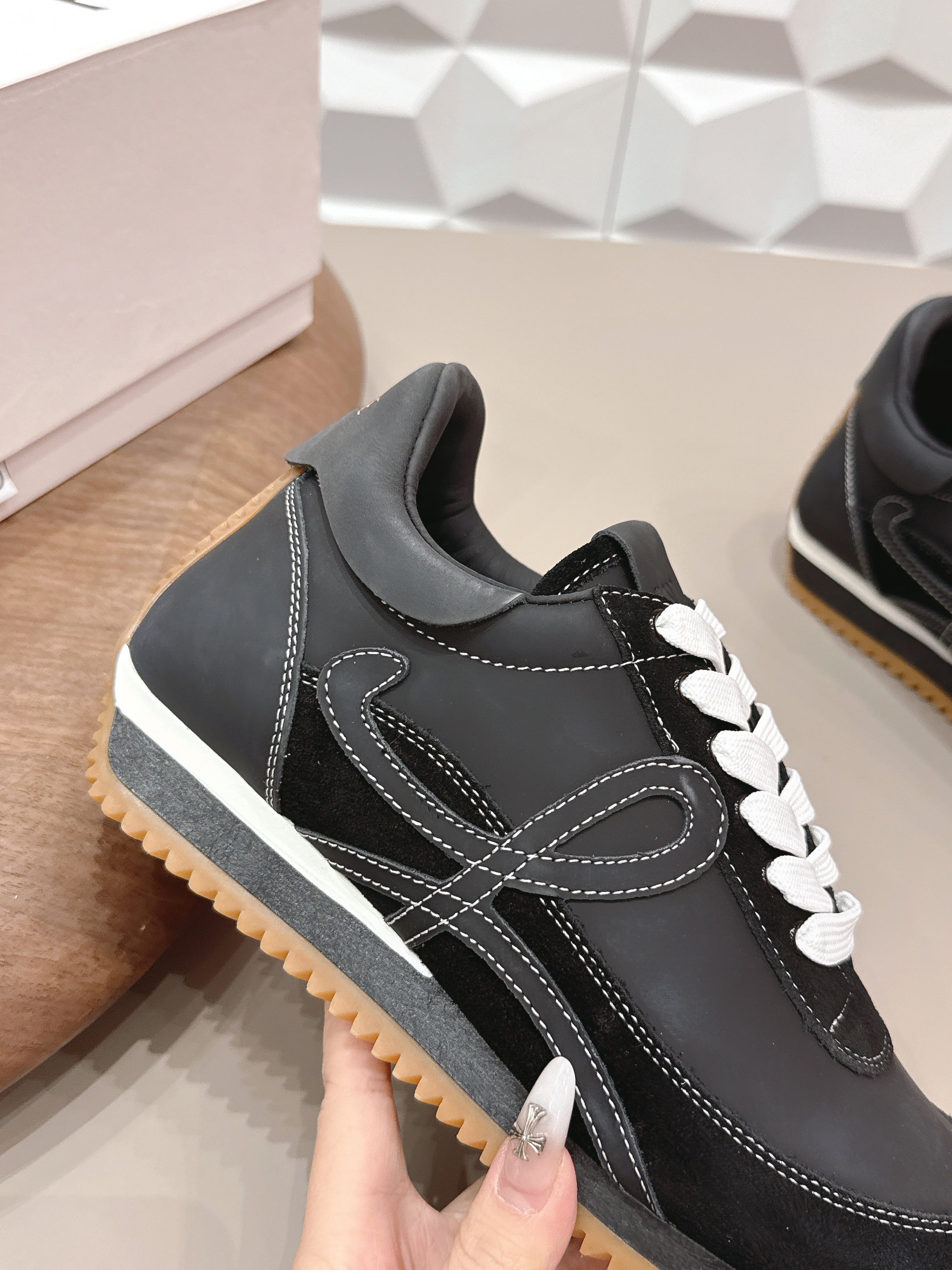 LOEWE 26S FLOW RUNNER SNEAKER IN BLACK CALFSKIN AND SUEDE STYLE 6