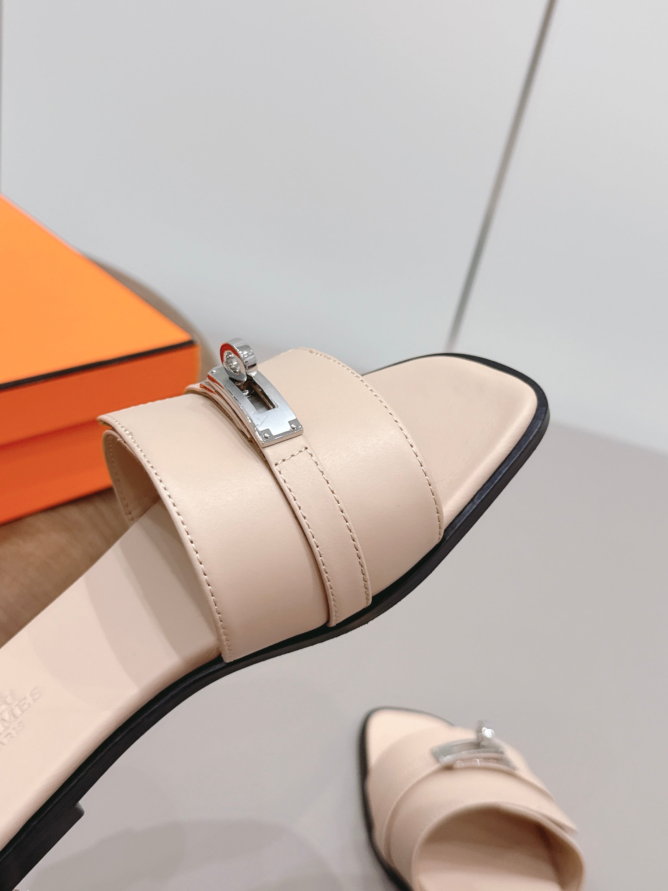 HM 26S GIULIA SANDAL IN NUDE BEIGE CALFSKIN SILVER HARDWARE