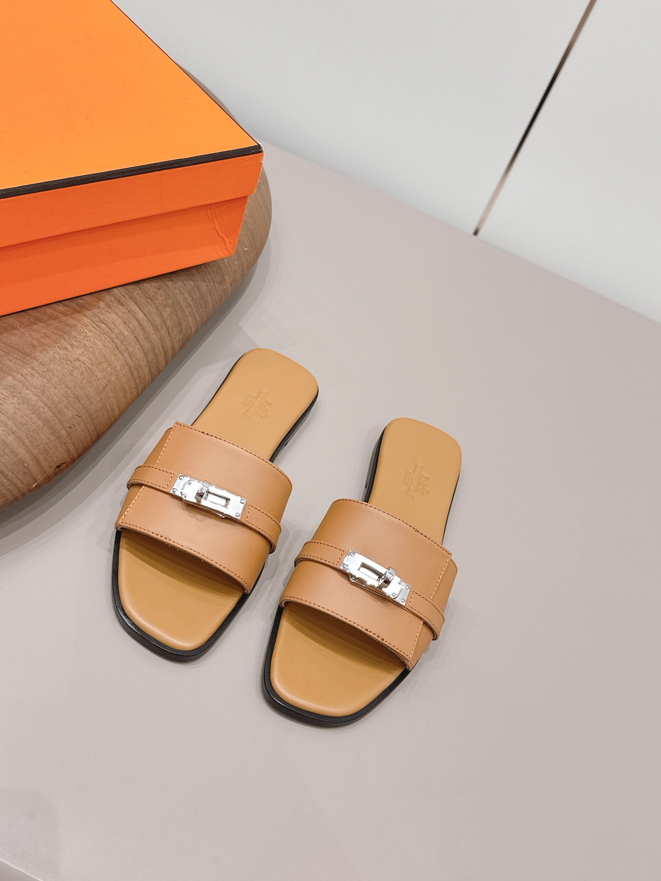 HM 26S GIULIA SANDAL IN TAN BROWN CALFSKIN SILVER HARDWARE
