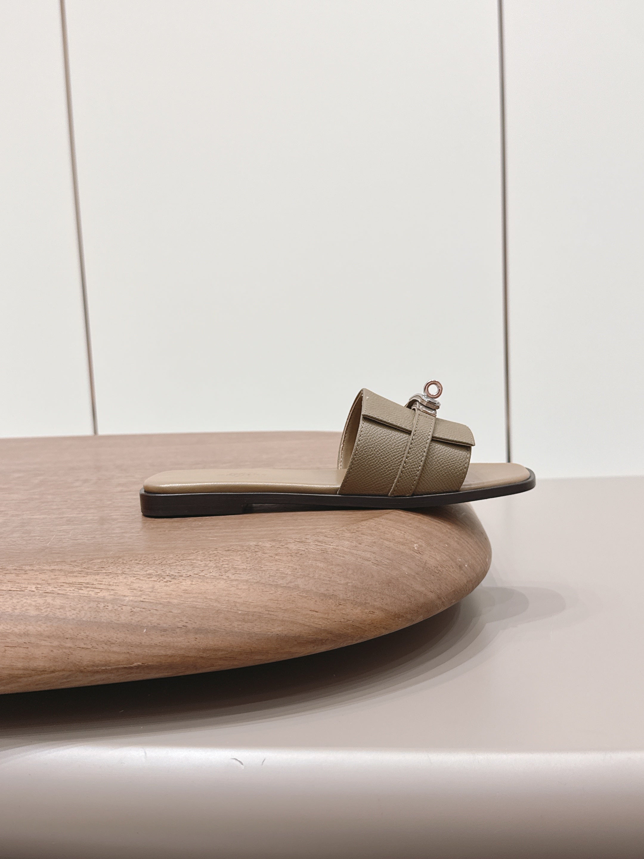 HM 26S GIULIA SANDAL IN OLIVE BROWN EPSOM CALFSKIN SILVER HARDWARE