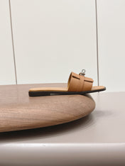 HM 26S GIULIA SANDAL IN CARAMEL BROWN EPSOM CALFSKIN SILVER HARDWARE