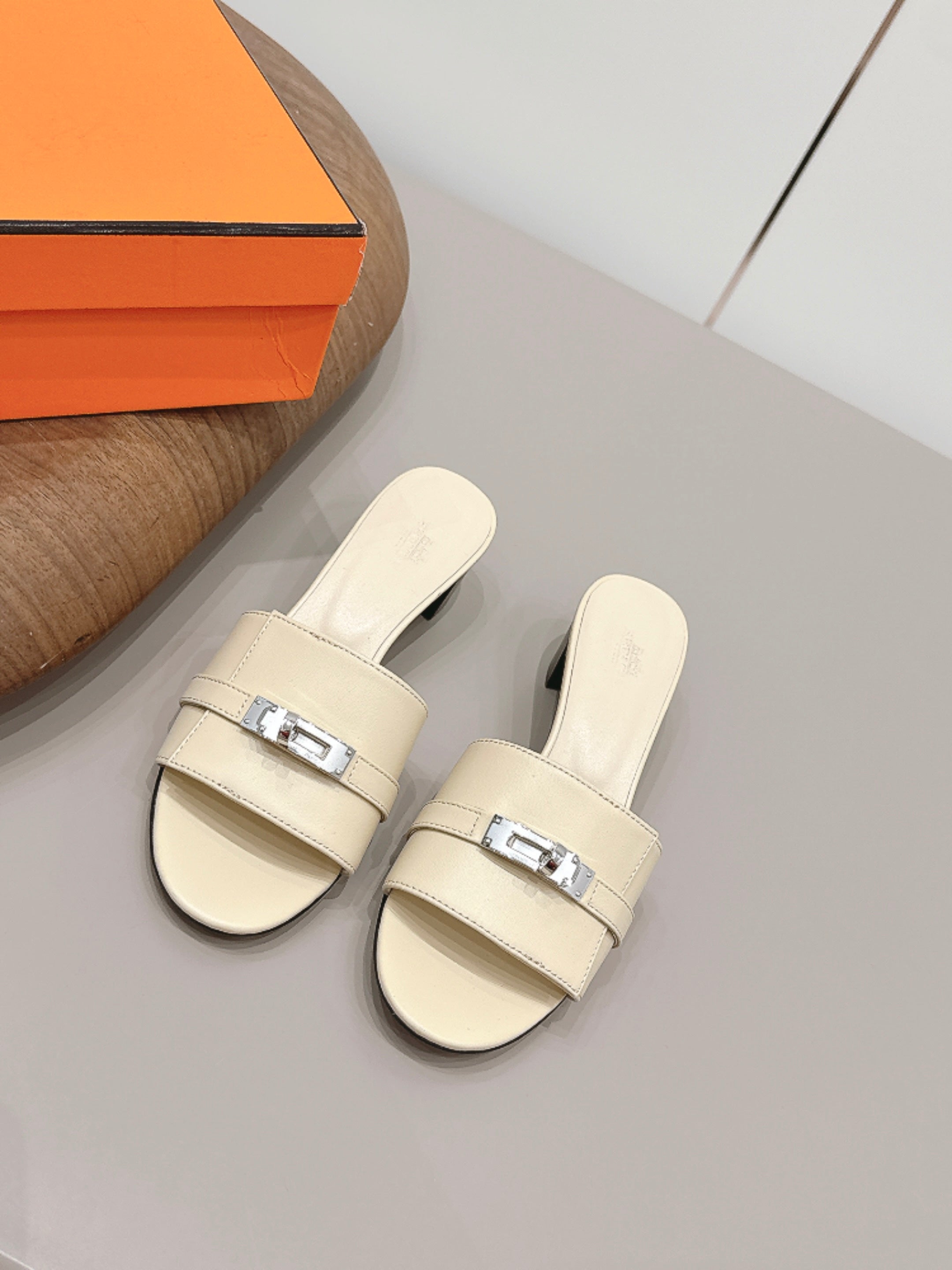 HM 26S KELLY HEEL SANDAL 50MM IN LIGHT YELLOW CALFSKIN SILVER HARDWARE