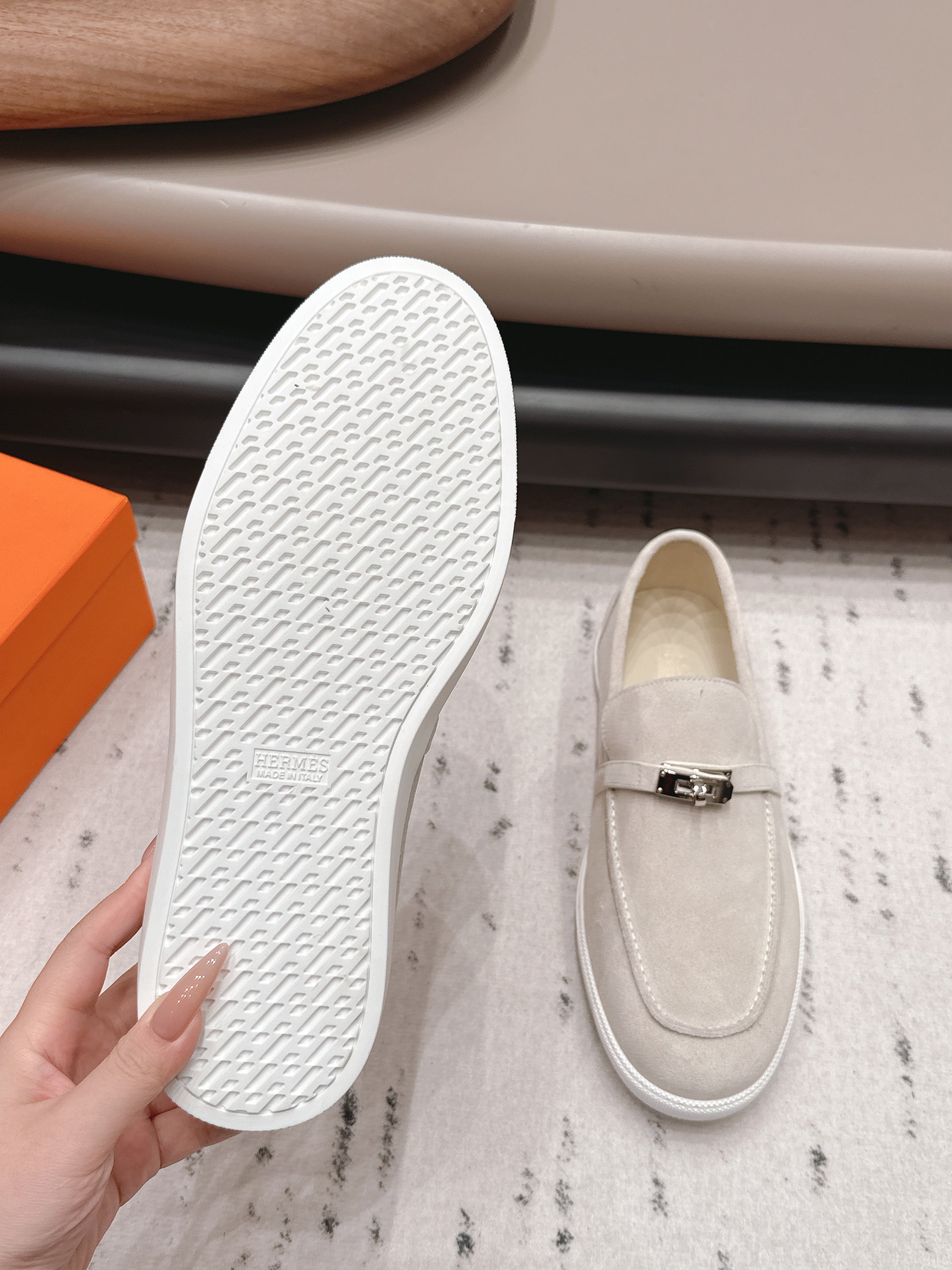 HM 26S KELLY PARIS LOAFERS IN CREAM WHITE SUEDE SILVER HARDWARE