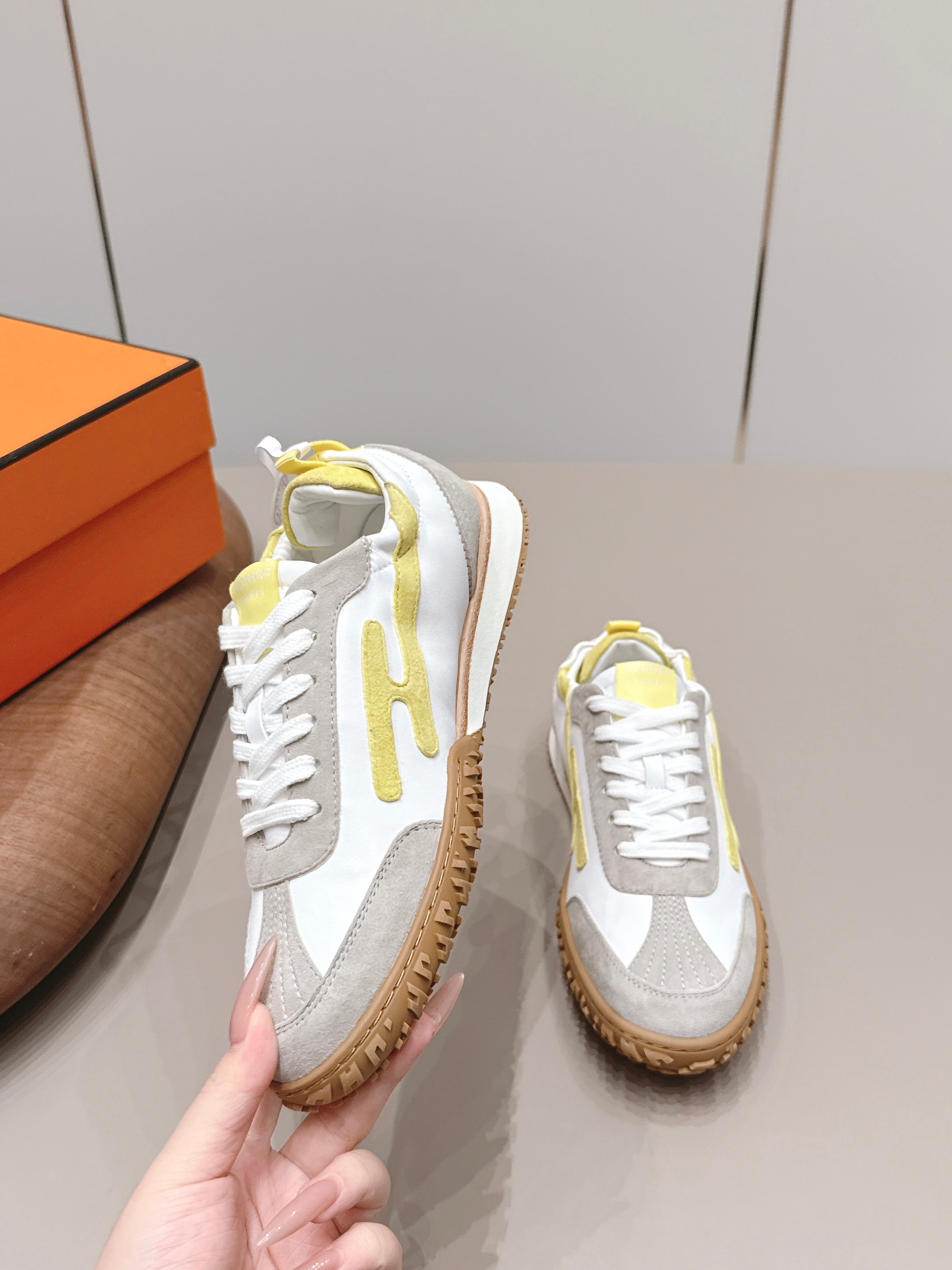HM 26S BOUNCING SNEAKERS IN WHITE CALFSKIN AND LIGHT GREY YELLOW SUEDE